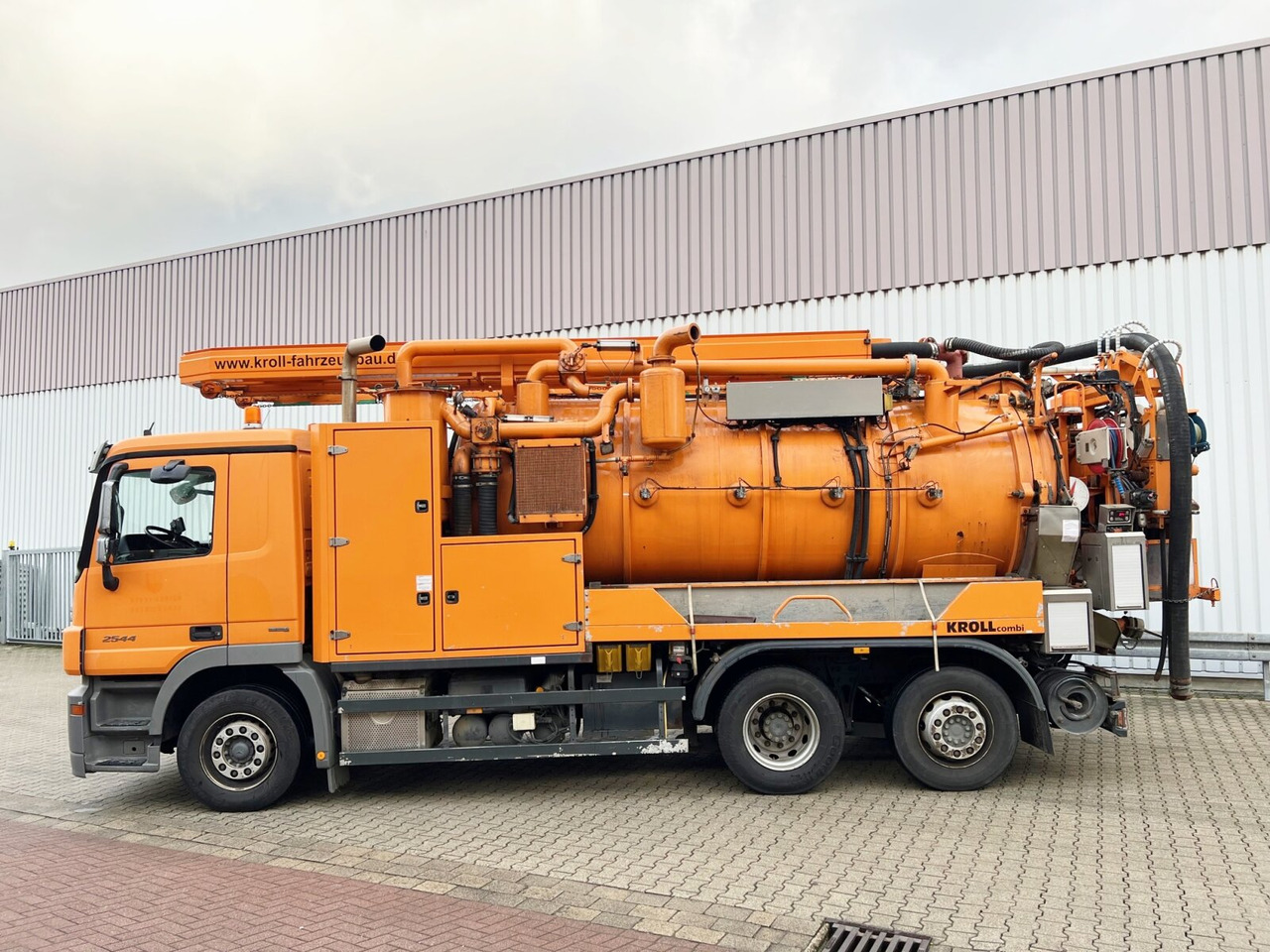 Mercedes-Benz Actros 2544 L 6x2 Actros 2544 L 6x2, Lenkachse, Kroll Saug-/Spülwagen ca. 12m³, Funk - Szippantós autó: 3 kép. Mercedes-Benz Actros 2544 L 6x2 Actros 2544 L 6x2, Lenkachse, Kroll Saug-/Spülwagen ca. 12m³, Funk - Szippantós autó: 3 kép.