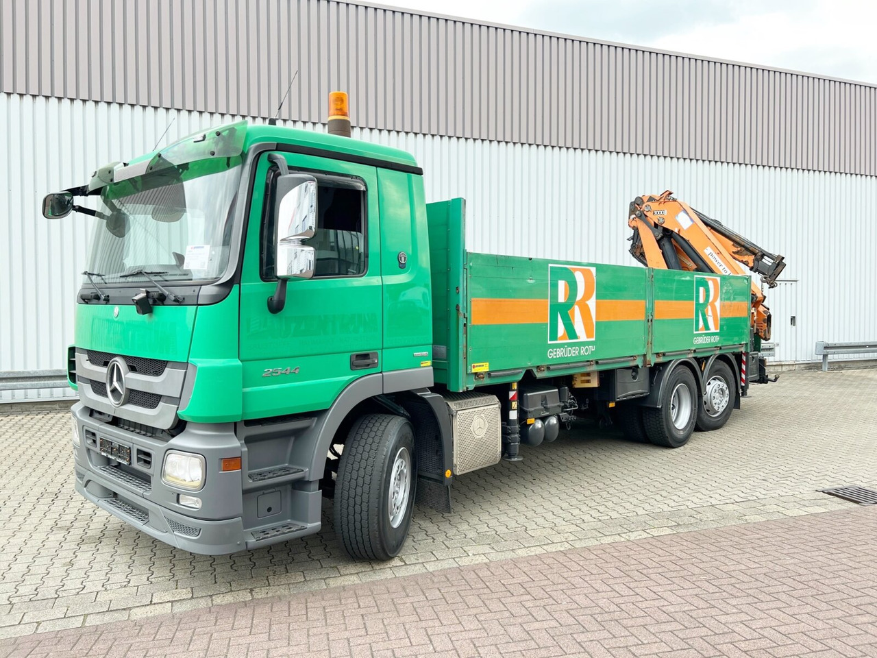 Mercedes-Benz Actros 2544 L 6x2 Actros 2544 L 6x2, Retarder, Lenkachse, Heckkran HMF 3000-K5 + Jip, Funk - Darus autó, Platós teherautó: 1 kép. Mercedes-Benz Actros 2544 L 6x2 Actros 2544 L 6x2, Retarder, Lenkachse, Heckkran HMF 3000-K5 + Jip, Funk - Darus autó, Platós teherautó: 1 kép.