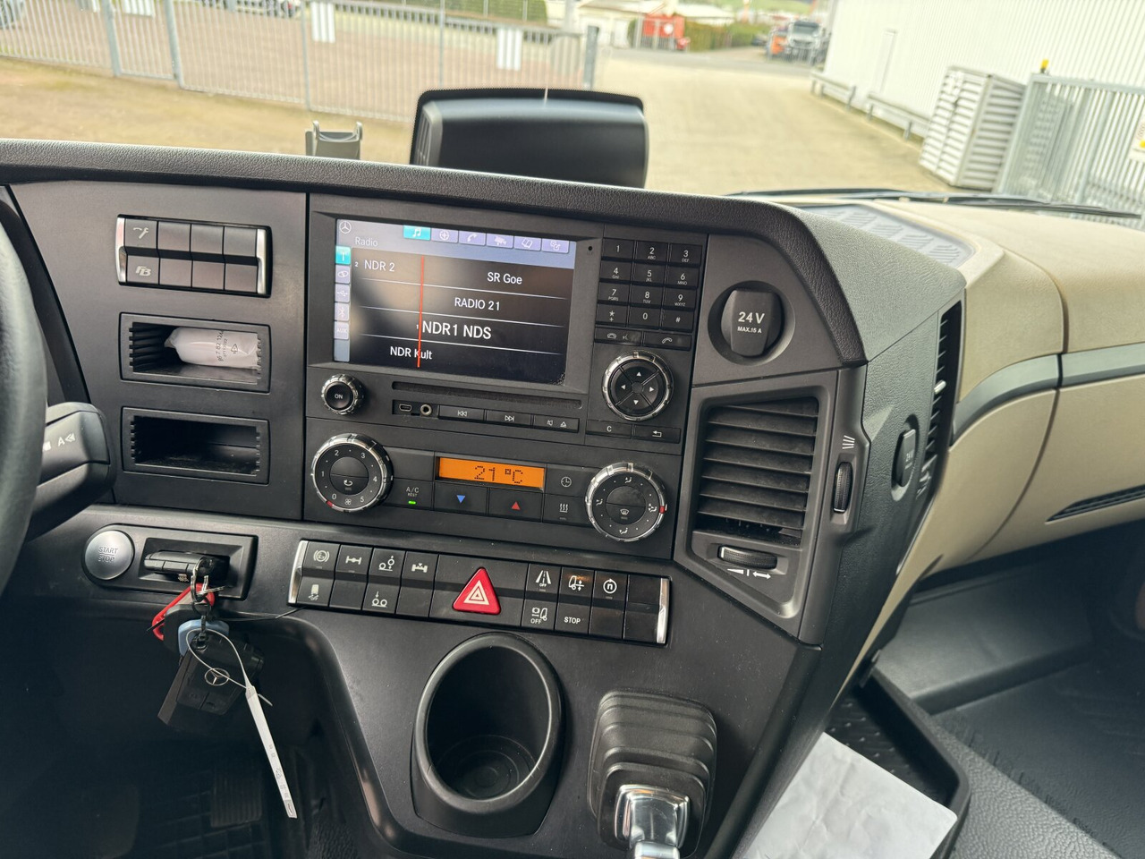 Mercedes-Benz Actros 2545 L 6x2 Actros 2545 L 6x2/46, Retarder, Lenk-/Liftachse, StreamSpace, Navi - Horgos rakodó teherautó: 5 kép. Mercedes-Benz Actros 2545 L 6x2 Actros 2545 L 6x2/46, Retarder, Lenk-/Liftachse, StreamSpace, Navi - Horgos rakodó teherautó: 5 kép.