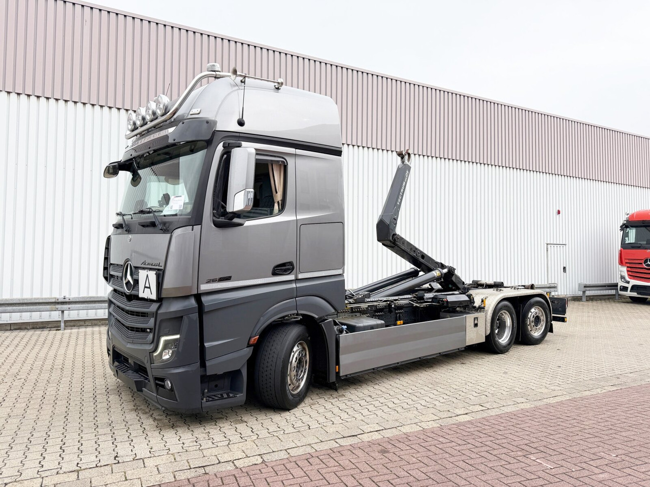 Mercedes-Benz Actros 2552 L 6x2 Actros 2552 L 6x2, Lenk/Lift, Retarder, GigaSpace, LED, Motorabtrieb, Meiller Tectrum, Funk - Horgos rakodó teherautó: 1 kép. Mercedes-Benz Actros 2552 L 6x2 Actros 2552 L 6x2, Lenk/Lift, Retarder, GigaSpace, LED, Motorabtrieb, Meiller Tectrum, Funk - Horgos rakodó teherautó: 1 kép.