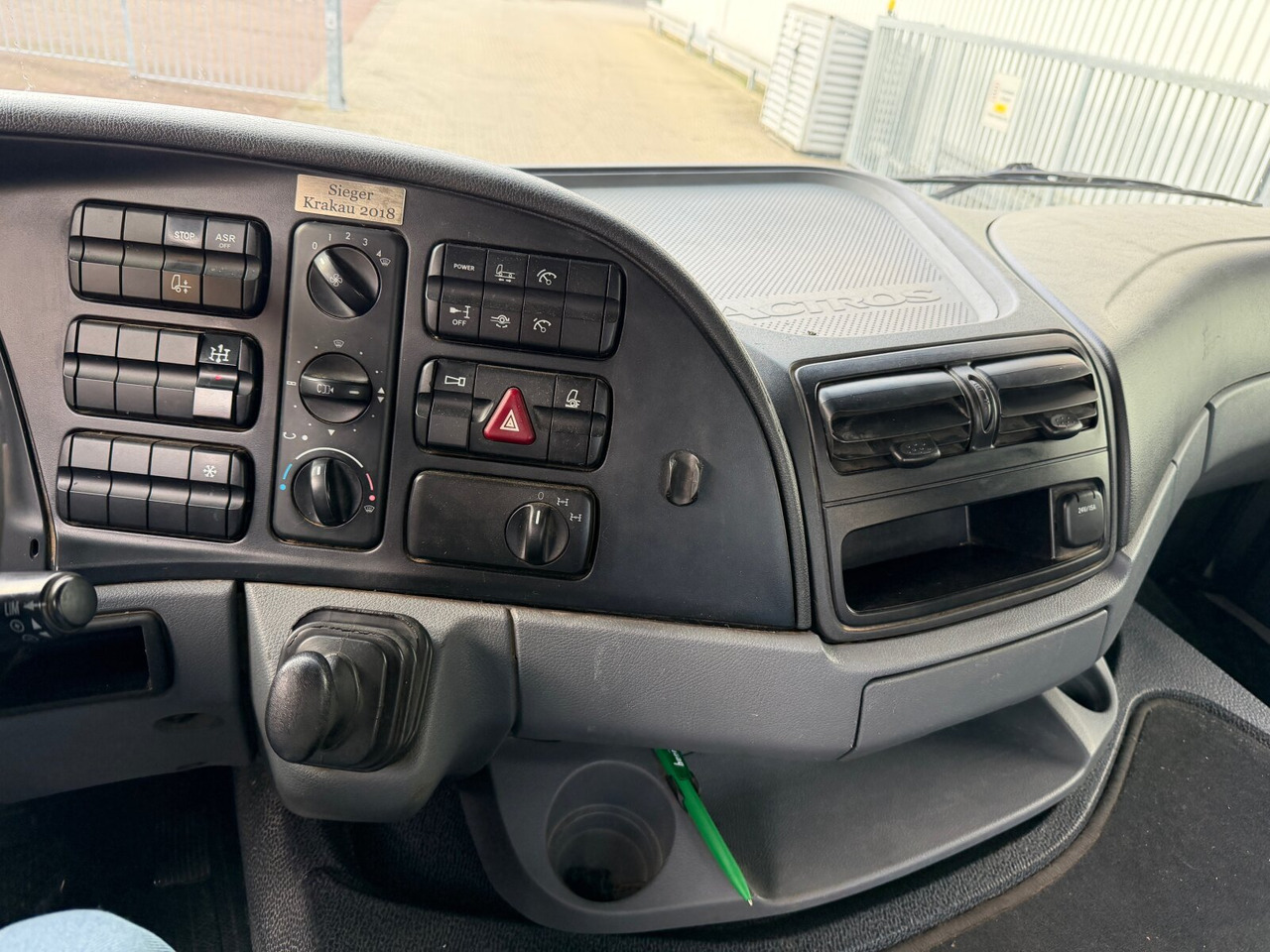 Mercedes-Benz Actros 2644 L 6x4 Actros 2644 L 6x4 - Horgos rakodó teherautó: 4 kép. Mercedes-Benz Actros 2644 L 6x4 Actros 2644 L 6x4 - Horgos rakodó teherautó: 4 kép.