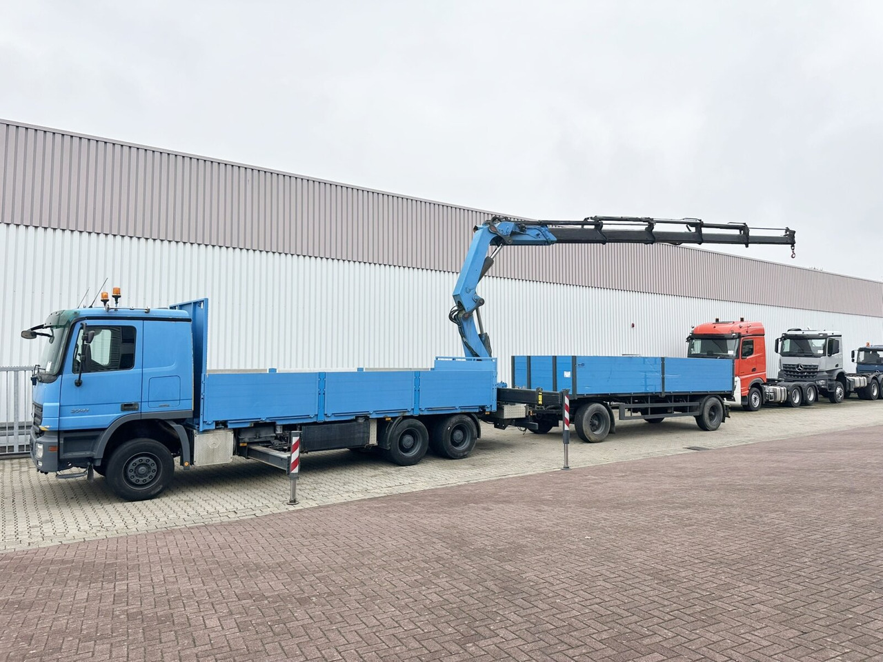 Mercedes-Benz Actros 2741 L 6x4 Actros 2741 L 6x4, Twist-Lock ausz. auf 3m, Heckkran Palfinger PK 42502-D, Funk - Platós teherautó, Darus autó: 3 kép. Mercedes-Benz Actros 2741 L 6x4 Actros 2741 L 6x4, Twist-Lock ausz. auf 3m, Heckkran Palfinger PK 42502-D, Funk - Platós teherautó, Darus autó: 3 kép.