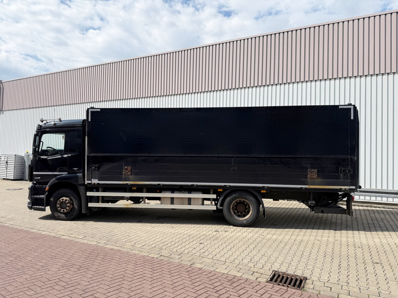 Mercedes-Benz Antos 1836 L 4x2 Antos 1836 L 4x2, Getränkekoffer, LBW Dautel - Dobozos felépítményű teherautó: 2 kép. Mercedes-Benz Antos 1836 L 4x2 Antos 1836 L 4x2, Getränkekoffer, LBW Dautel - Dobozos felépítményű teherautó: 2 kép.