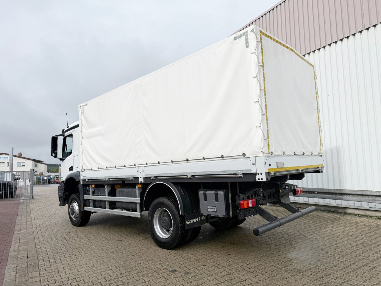 Platós teherautó Mercedes-Benz Arocs 1827/30 A 4x4 Arocs 1827/30 A 4x4, Ex-!: 12 kép.