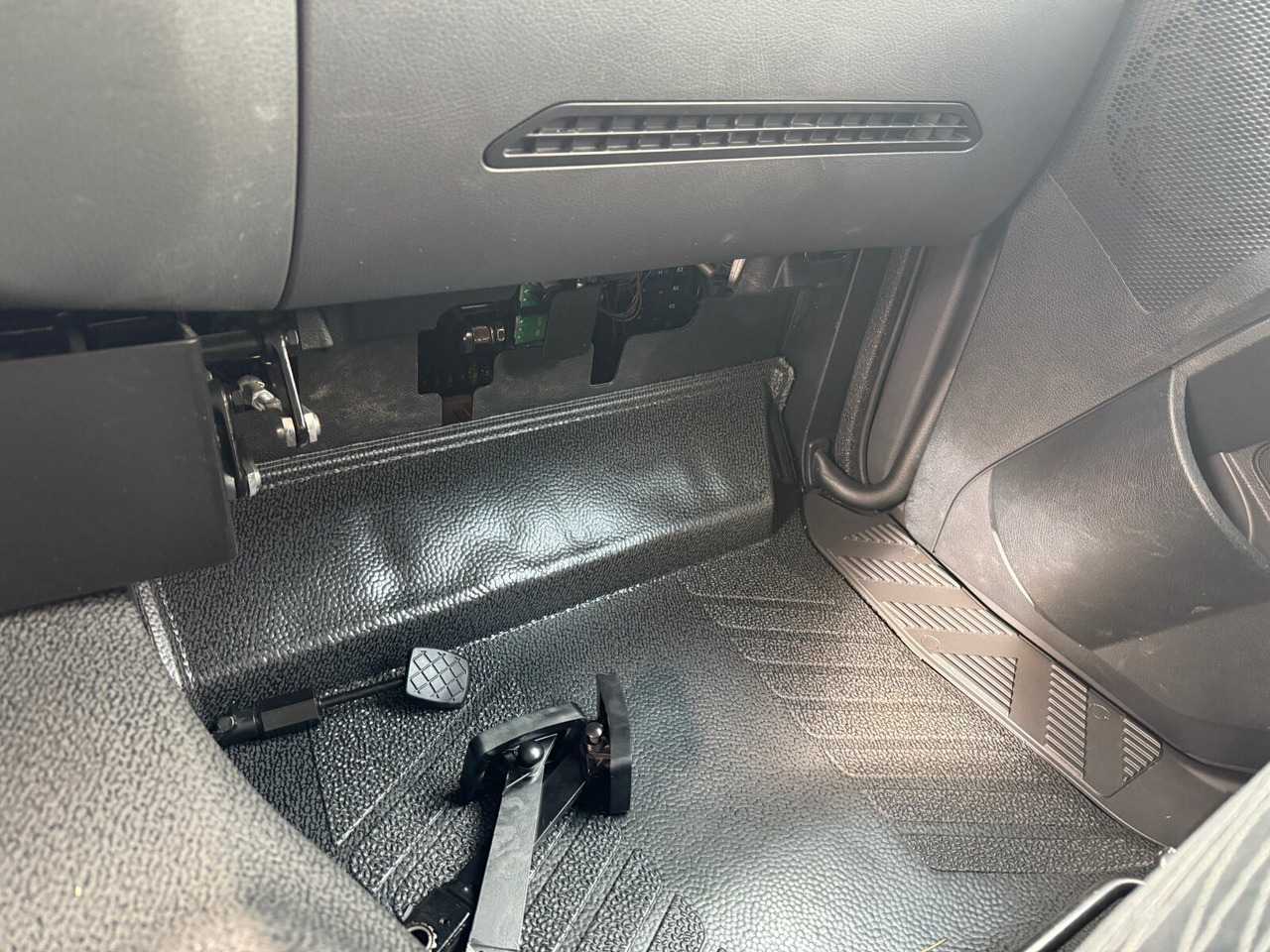 Mercedes-Benz Arocs 1827 A 4x4 Arocs 1827 A 4x4, Ex-! - Platós teherautó: 4 kép. Mercedes-Benz Arocs 1827 A 4x4 Arocs 1827 A 4x4, Ex-! - Platós teherautó: 4 kép.