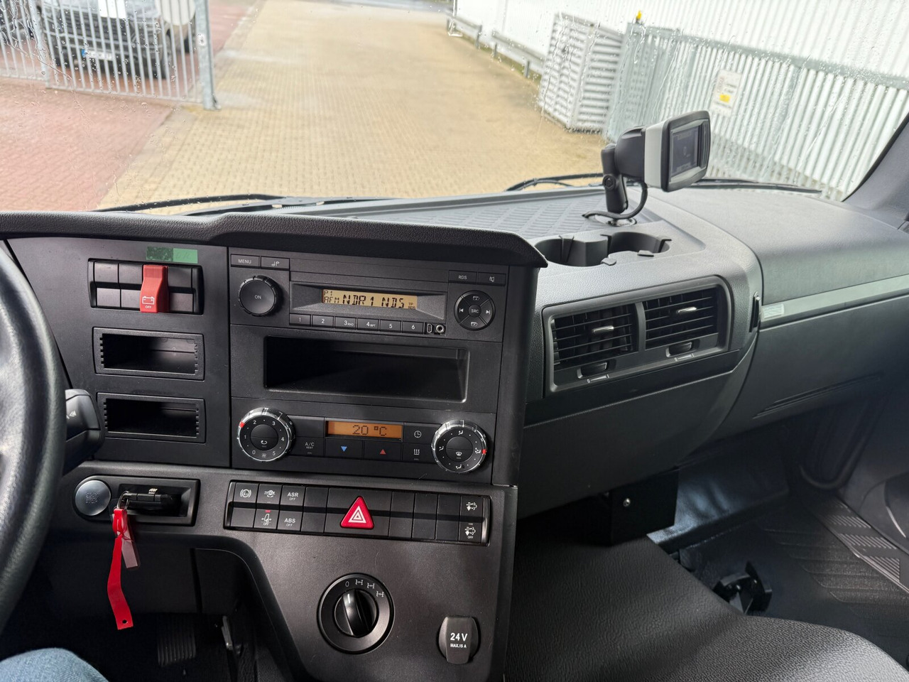 Mercedes-Benz Arocs 1827 A 4x4 Arocs 1827 A 4x4, Ex-! - Platós teherautó: 3 kép. Mercedes-Benz Arocs 1827 A 4x4 Arocs 1827 A 4x4, Ex-! - Platós teherautó: 3 kép.