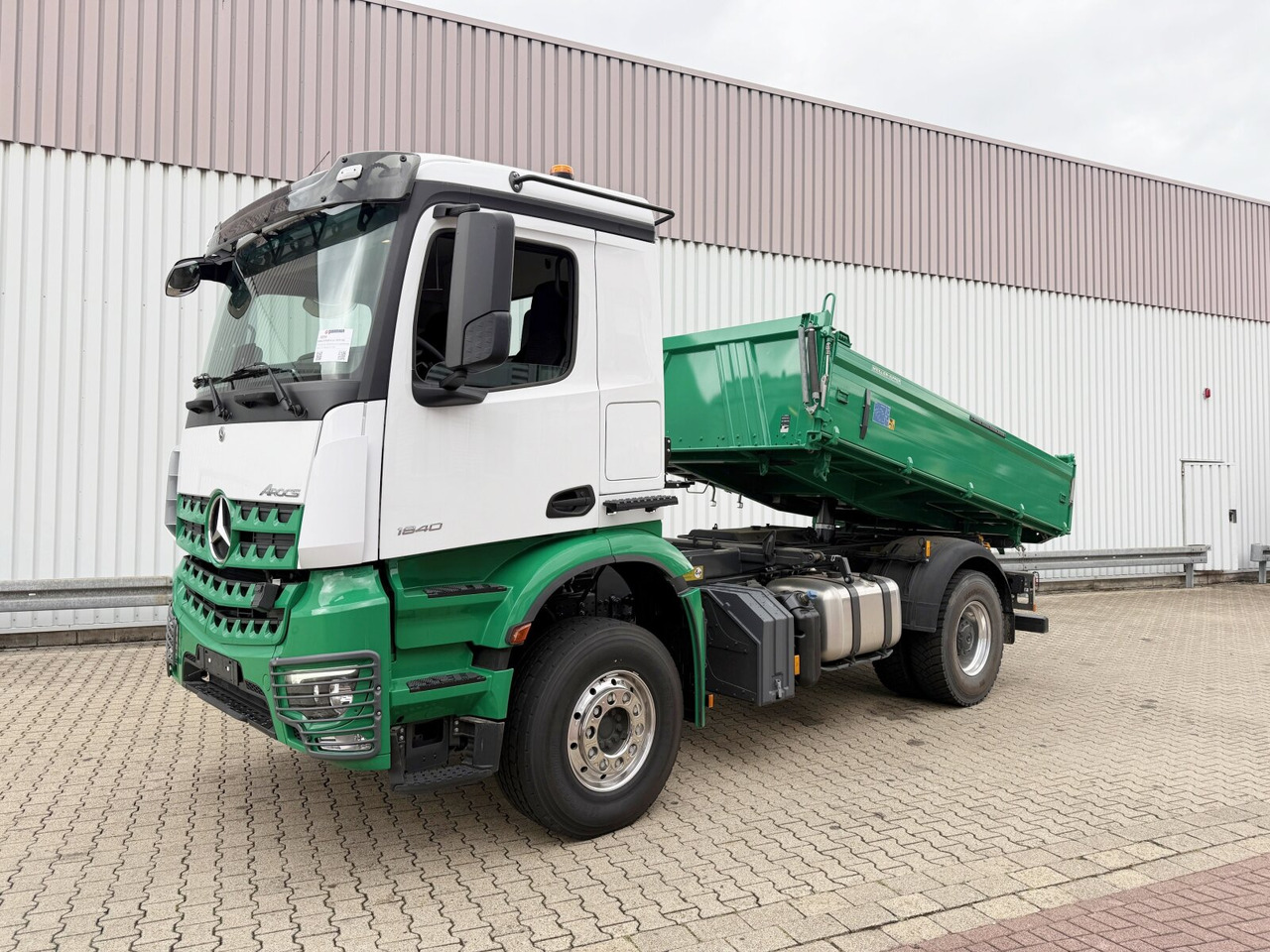 Mercedes-Benz Arocs 1840 K 4x2 Arocs 1840 K 4x2, MultimediaCockpit, Alu-Bordwände, Platz für Kranmontage - Billenőplatós teherautó: 1 kép. Mercedes-Benz Arocs 1840 K 4x2 Arocs 1840 K 4x2, MultimediaCockpit, Alu-Bordwände, Platz für Kranmontage - Billenőplatós teherautó: 1 kép.
