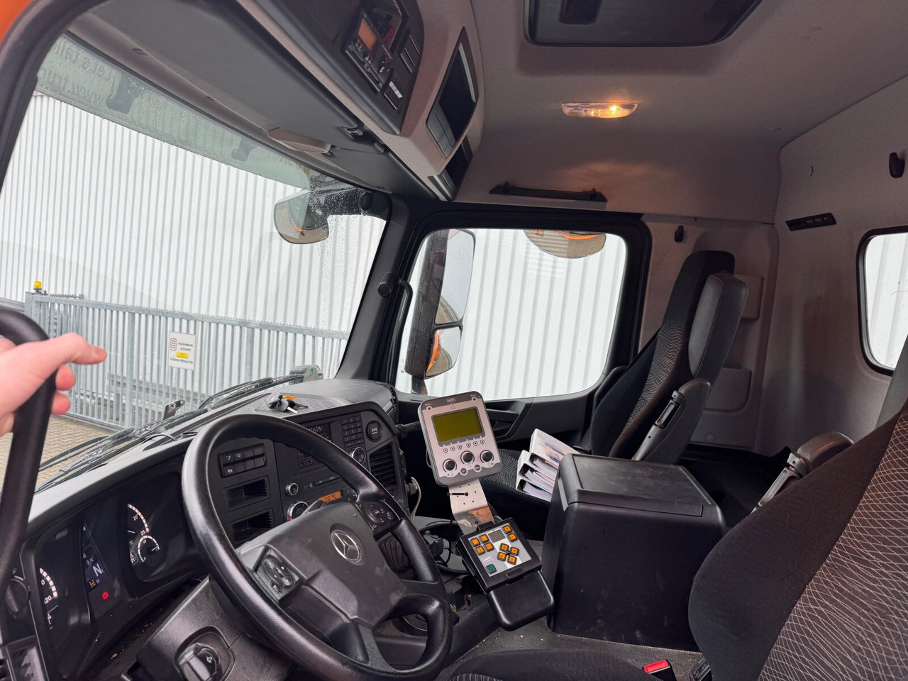 Mercedes-Benz Arocs 2036 AK 4x4 Arocs 2036 AK 4x4, Grounder, Motorabtrieb, Bordmatik, Winterdienstausstattung - Billenőplatós teherautó: 4 kép. Mercedes-Benz Arocs 2036 AK 4x4 Arocs 2036 AK 4x4, Grounder, Motorabtrieb, Bordmatik, Winterdienstausstattung - Billenőplatós teherautó: 4 kép.