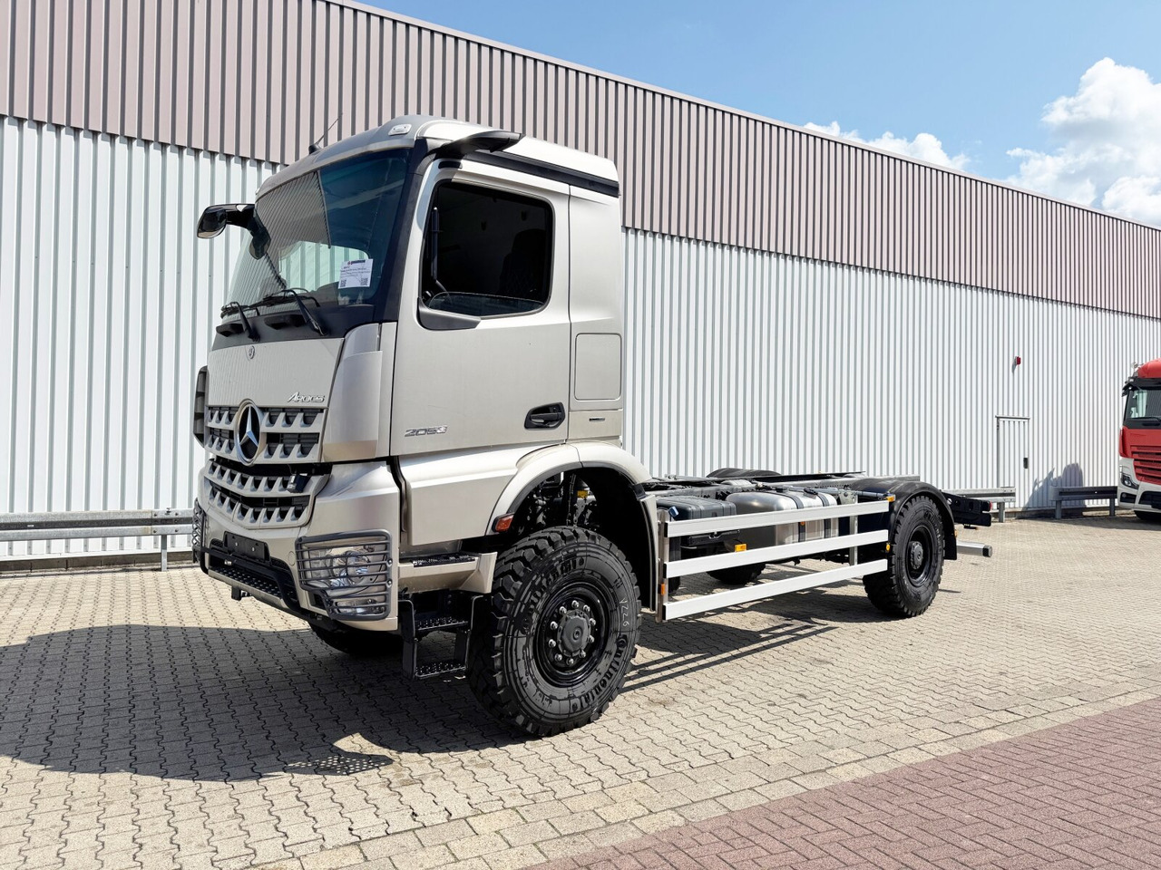 Mercedes-Benz Arocs 2053 A 4x4 Arocs 2053 A 4x4, Grounder, MirrorCam, Multimedia Cockpit, Navi - Alvaz teherautó: 1 kép. Mercedes-Benz Arocs 2053 A 4x4 Arocs 2053 A 4x4, Grounder, MirrorCam, Multimedia Cockpit, Navi - Alvaz teherautó: 1 kép.