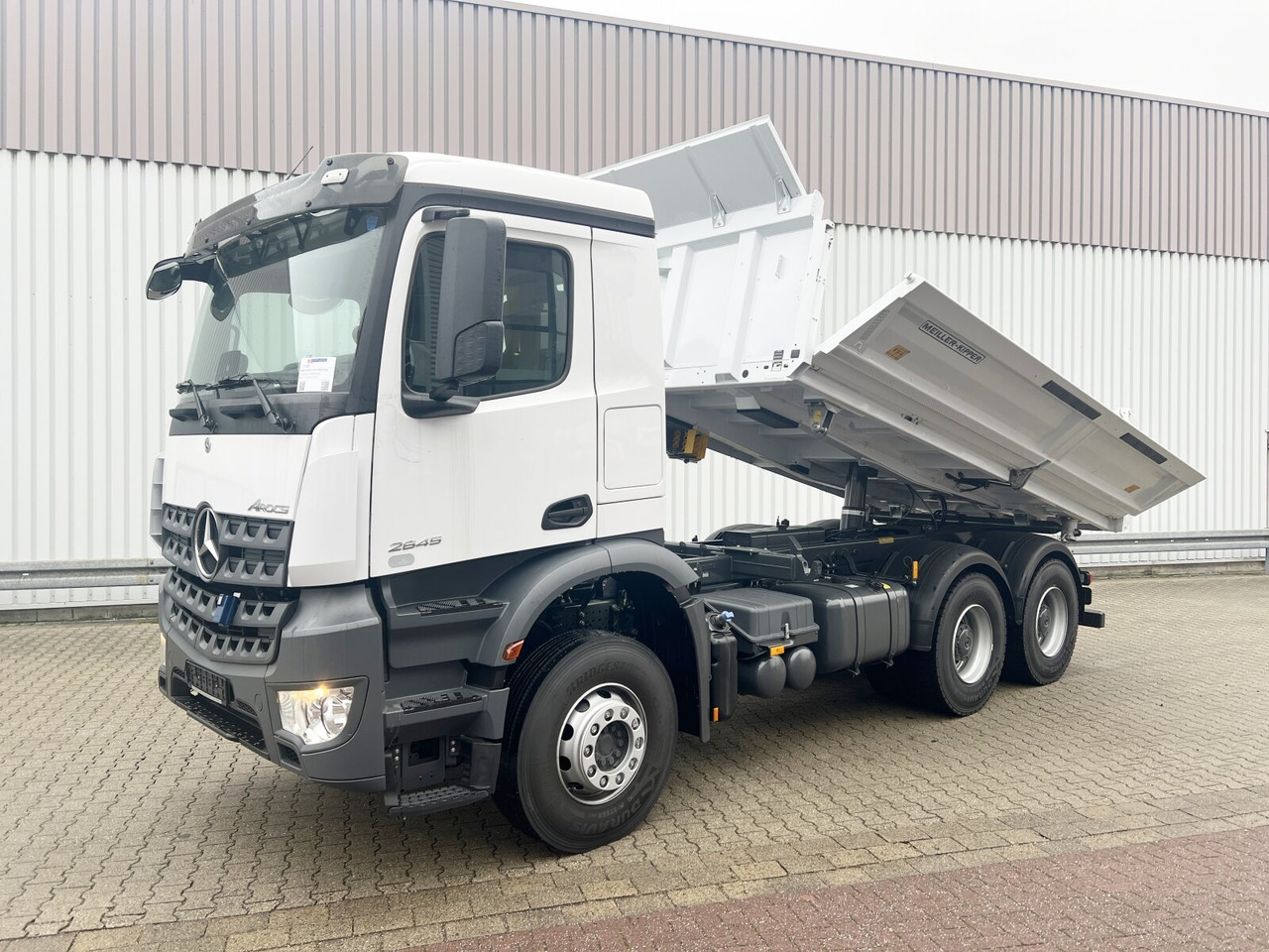 Mercedes-Benz Arocs 2645 K 6x4 Arocs 2645 K 6x4, MultimediaCockpit, Bordmatik links - Billenőplatós teherautó: 1 kép. Mercedes-Benz Arocs 2645 K 6x4 Arocs 2645 K 6x4, MultimediaCockpit, Bordmatik links - Billenőplatós teherautó: 1 kép.