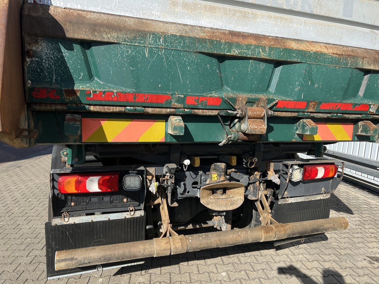 Mercedes-Benz Arocs 3243 K 8x4 Arocs 3243 K 8x4, Ressenig Thermo Alukipper 3-S - Billenőplatós teherautó: 2 kép. Mercedes-Benz Arocs 3243 K 8x4 Arocs 3243 K 8x4, Ressenig Thermo Alukipper 3-S - Billenőplatós teherautó: 2 kép.