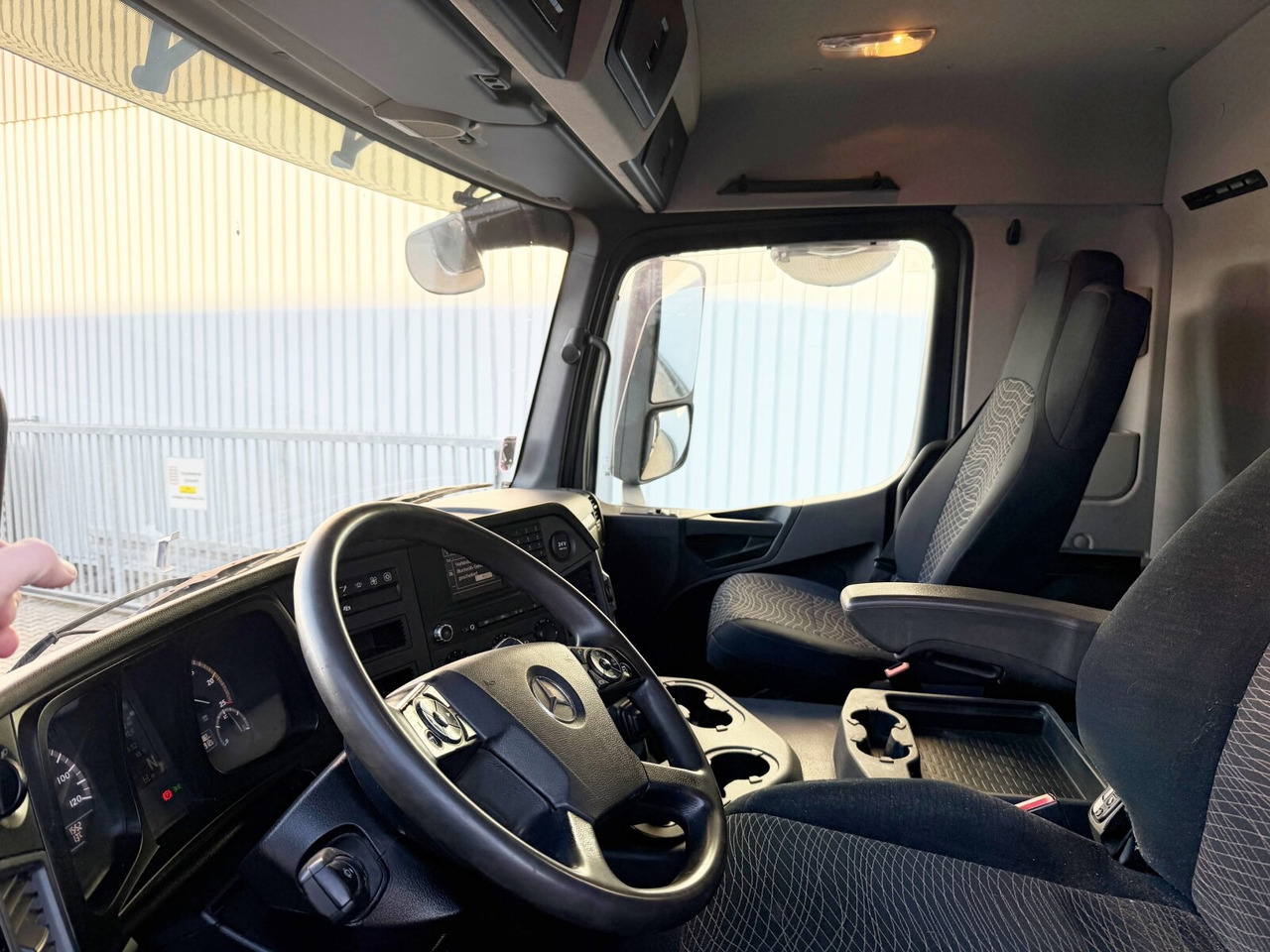 Mercedes-Benz Arocs 3351 AK 6x6 Arocs 3351 AK 6x6, Retarder, Grounder, Motorabtrieb, pneum. Heckklappenöffnung - Billenőplatós teherautó: 4 kép. Mercedes-Benz Arocs 3351 AK 6x6 Arocs 3351 AK 6x6, Retarder, Grounder, Motorabtrieb, pneum. Heckklappenöffnung - Billenőplatós teherautó: 4 kép.