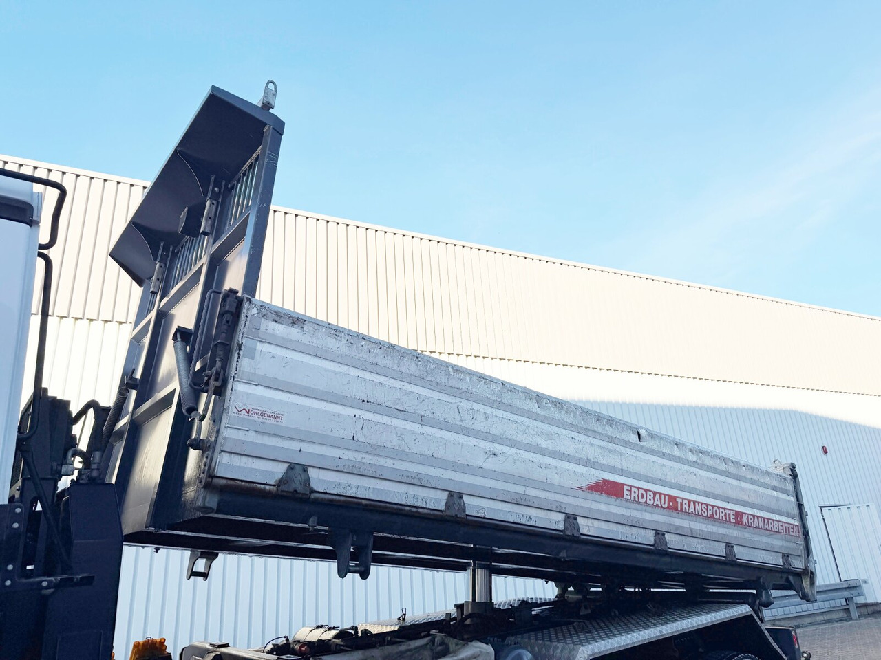 Mercedes-Benz Arocs 3351 AK 6x6 Arocs 3351 AK 6x6, Retarder, Grounder, Motorabtrieb, pneum. Heckklappenöffnung - Billenőplatós teherautó: 2 kép. Mercedes-Benz Arocs 3351 AK 6x6 Arocs 3351 AK 6x6, Retarder, Grounder, Motorabtrieb, pneum. Heckklappenöffnung - Billenőplatós teherautó: 2 kép.