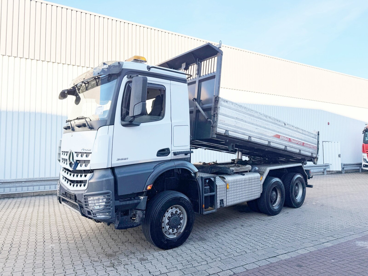 Mercedes-Benz Arocs 3351 AK 6x6 Arocs 3351 AK 6x6, Retarder, Grounder, Motorabtrieb, pneum. Heckklappenöffnung - Billenőplatós teherautó: 1 kép. Mercedes-Benz Arocs 3351 AK 6x6 Arocs 3351 AK 6x6, Retarder, Grounder, Motorabtrieb, pneum. Heckklappenöffnung - Billenőplatós teherautó: 1 kép.