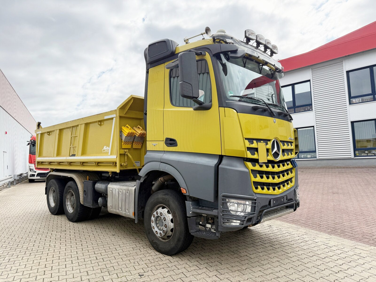 Billenőplatós teherautó Mercedes-Benz Arocs 3363 K 6x4 Arocs 3363 K 6x4, Grounder, Turbo-Retarder-Kupplung, Bordmatik: 10 kép.