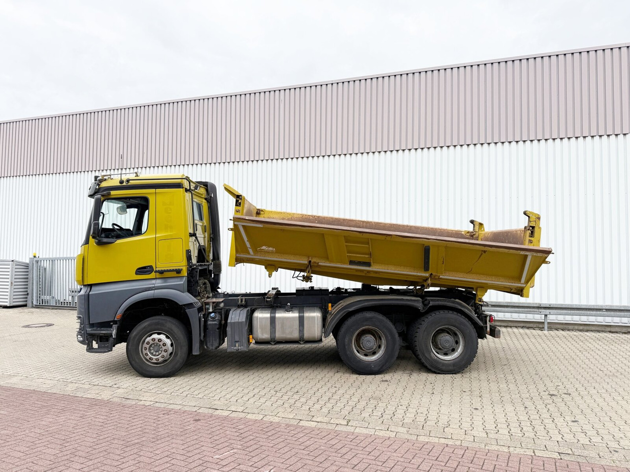 Billenőplatós teherautó Mercedes-Benz Arocs 3363 K 6x4 Arocs 3363 K 6x4, Grounder, Turbo-Retarder-Kupplung, Bordmatik: 14 kép.