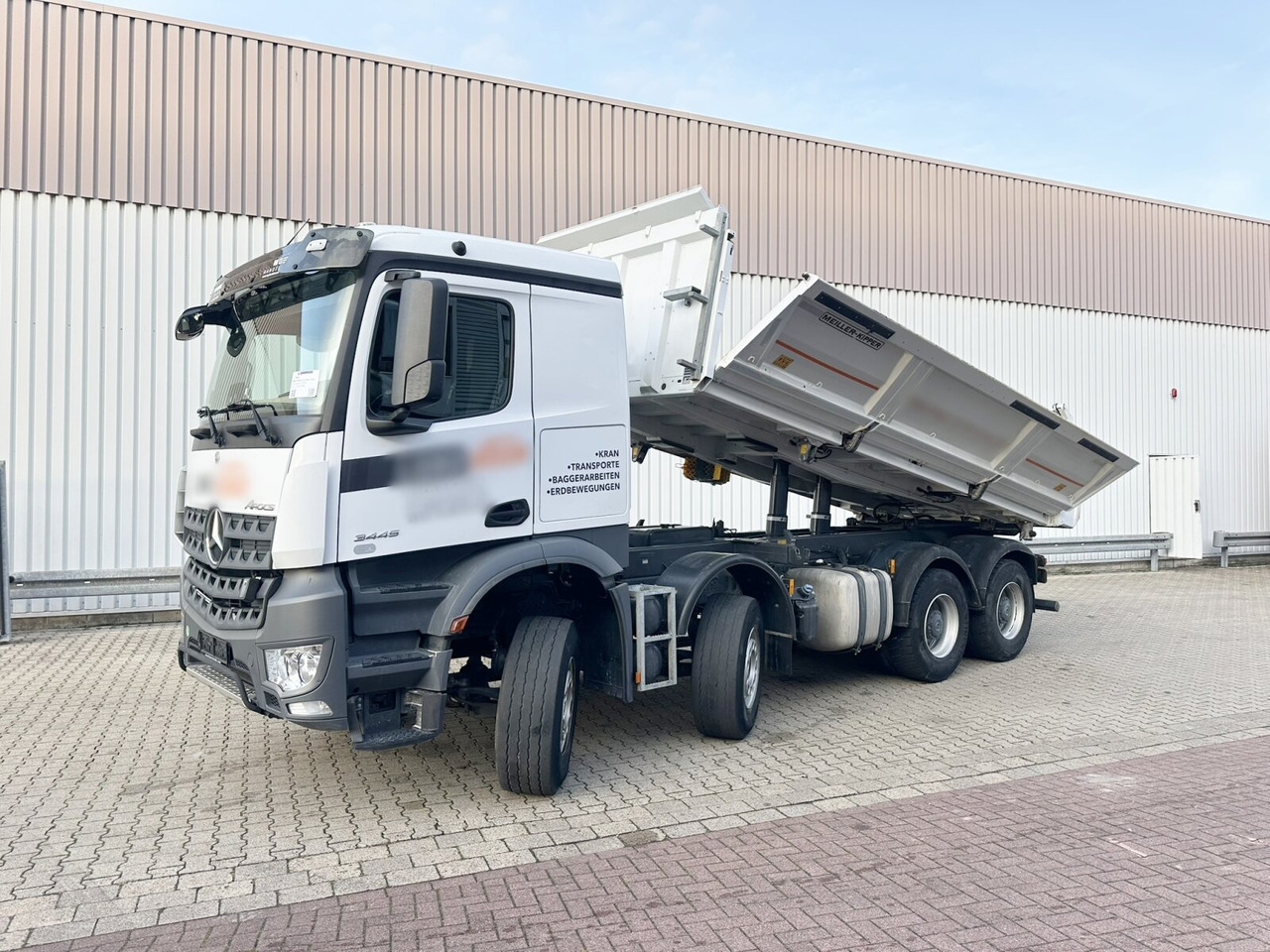 Mercedes-Benz Arocs 3445 K 8x4/4 Arocs 3445 K 8x4/4, Meiller Bordmatik links - Billenőplatós teherautó: 1 kép. Mercedes-Benz Arocs 3445 K 8x4/4 Arocs 3445 K 8x4/4, Meiller Bordmatik links - Billenőplatós teherautó: 1 kép.