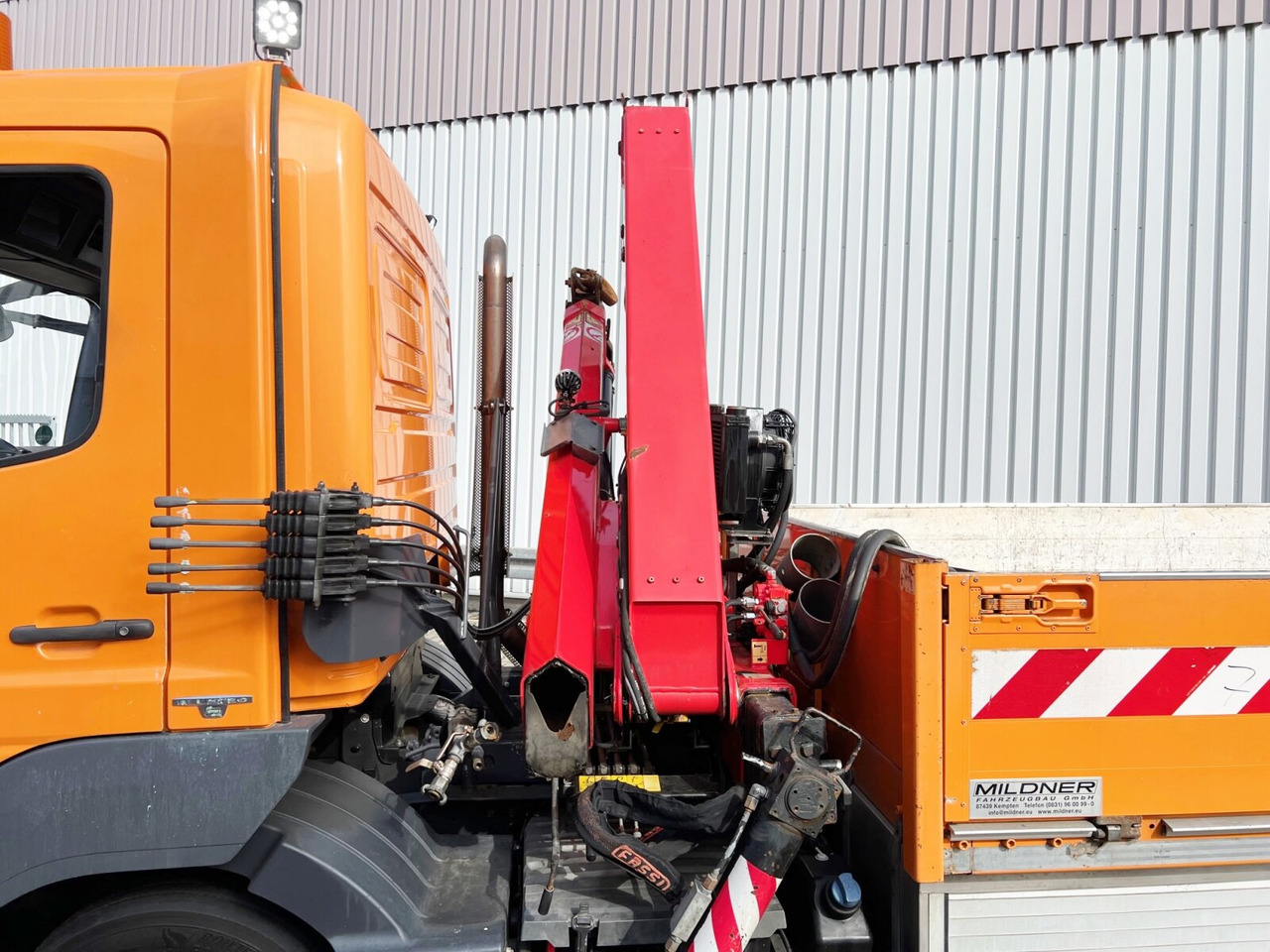 Mercedes-Benz Atego 1023 L 4x2 Atego 1023 L 4x2 mit Kran Fassi F85B.0.21 - Darus autó, Platós teherautó: 2 kép. Mercedes-Benz Atego 1023 L 4x2 Atego 1023 L 4x2 mit Kran Fassi F85B.0.21 - Darus autó, Platós teherautó: 2 kép.