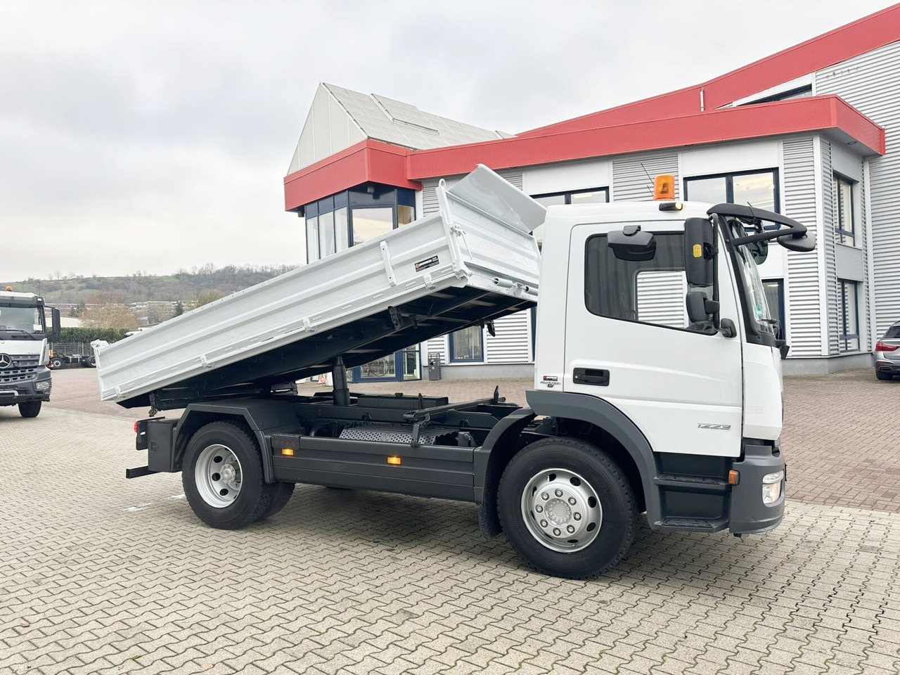 Billenőplatós teherautó Mercedes-Benz Atego 1223 K 4x2 Atego 1223 K 4x2, AHK-Öl: 9 kép. Billenőplatós teherautó Mercedes-Benz Atego 1223 K 4x2 Atego 1223 K 4x2, AHK-Öl: 9 kép.