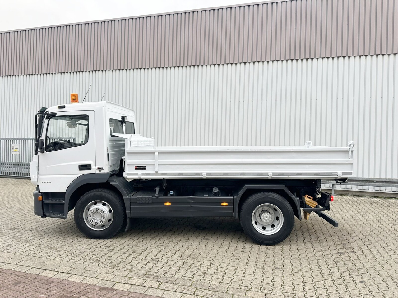 Billenőplatós teherautó Mercedes-Benz Atego 1223 K 4x2 Atego 1223 K 4x2, AHK-Öl: 12 kép. Billenőplatós teherautó Mercedes-Benz Atego 1223 K 4x2 Atego 1223 K 4x2, AHK-Öl: 12 kép.