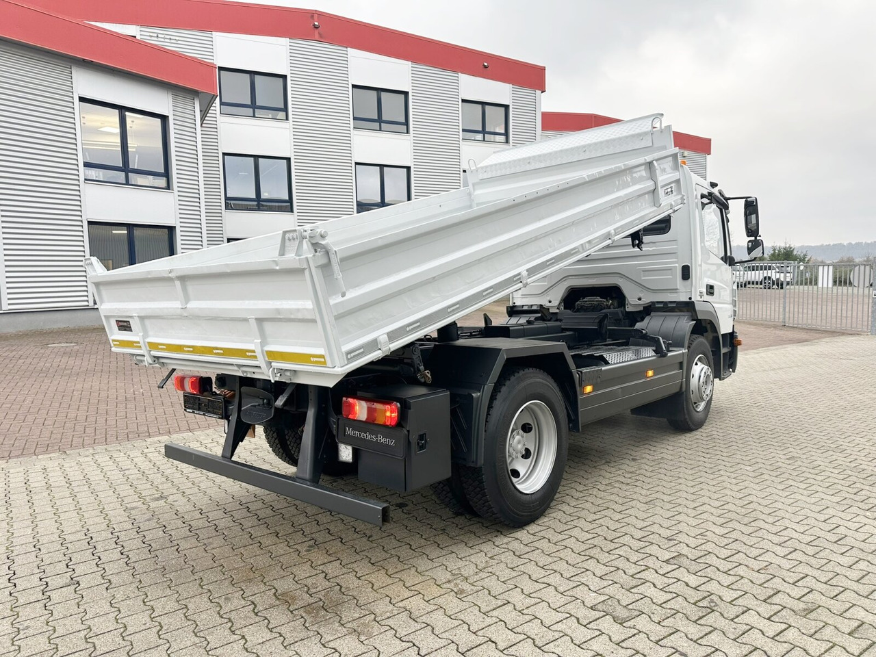 Billenőplatós teherautó Mercedes-Benz Atego 1223 K 4x2 Atego 1223 K 4x2, AHK-Öl: 10 kép. Billenőplatós teherautó Mercedes-Benz Atego 1223 K 4x2 Atego 1223 K 4x2, AHK-Öl: 10 kép.