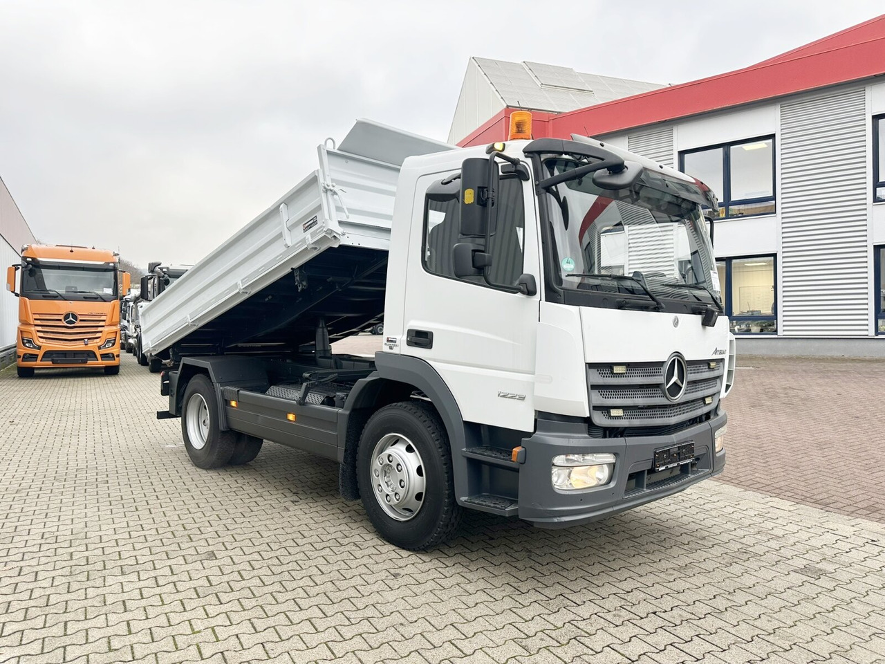 Billenőplatós teherautó Mercedes-Benz Atego 1223 K 4x2 Atego 1223 K 4x2, AHK-Öl: 8 kép. Billenőplatós teherautó Mercedes-Benz Atego 1223 K 4x2 Atego 1223 K 4x2, AHK-Öl: 8 kép.