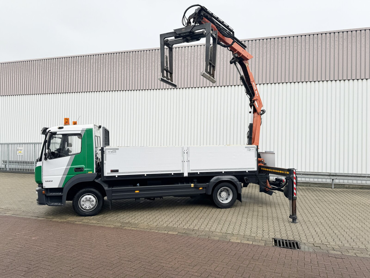 Mercedes-Benz Atego 1223 L 4x2 Atego 1223 L 4x2 mit Heckkran Atlas 88.3-A2L, Funk - Darus autó, Platós teherautó: 2 kép. Mercedes-Benz Atego 1223 L 4x2 Atego 1223 L 4x2 mit Heckkran Atlas 88.3-A2L, Funk - Darus autó, Platós teherautó: 2 kép.