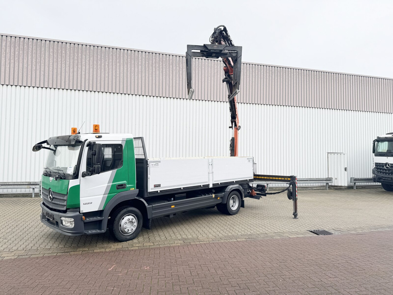 Mercedes-Benz Atego 1223 L 4x2 Atego 1223 L 4x2 mit Heckkran Atlas 88.3-A2L, Funk - Darus autó, Platós teherautó: 1 kép. Mercedes-Benz Atego 1223 L 4x2 Atego 1223 L 4x2 mit Heckkran Atlas 88.3-A2L, Funk - Darus autó, Platós teherautó: 1 kép.