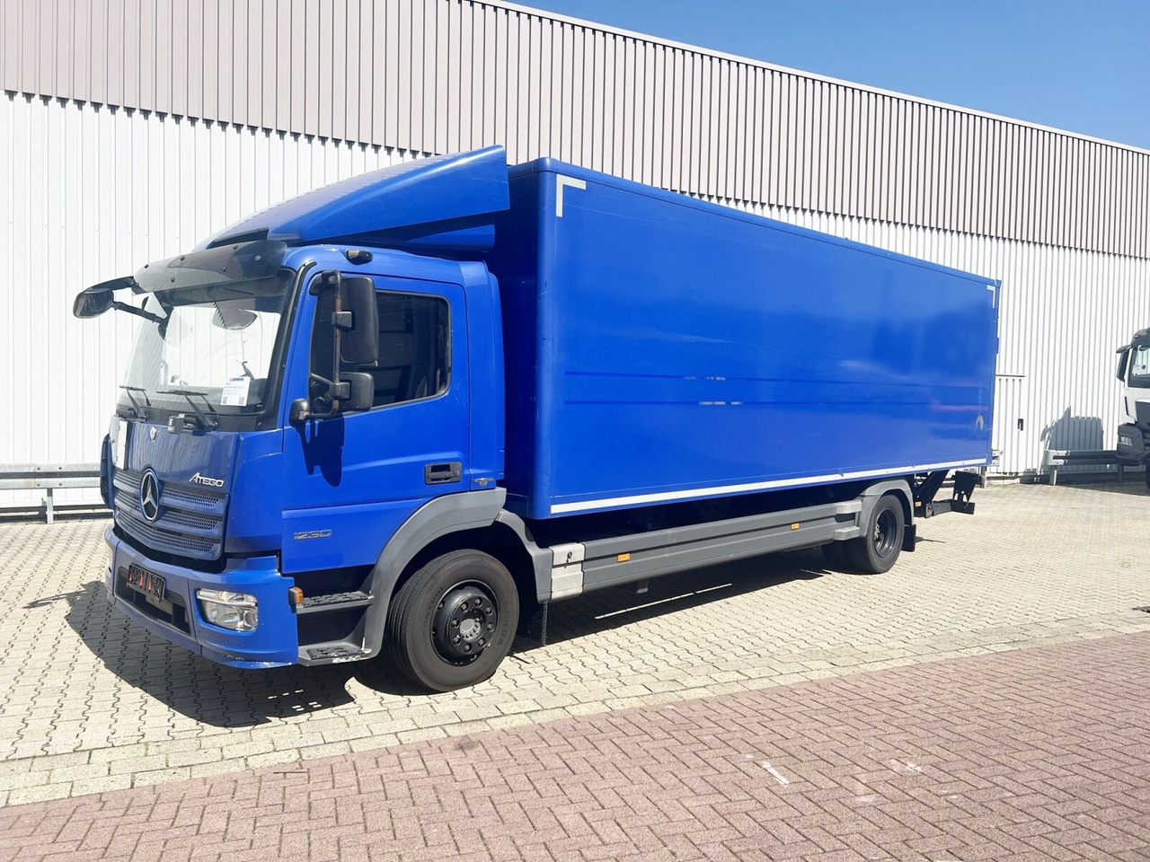 Mercedes-Benz Atego 1230 L 4x2 Atego 1230 L 4x2, LBW, Dautel, 1,5t - Dobozos felépítményű teherautó: 1 kép. Mercedes-Benz Atego 1230 L 4x2 Atego 1230 L 4x2, LBW, Dautel, 1,5t - Dobozos felépítményű teherautó: 1 kép.