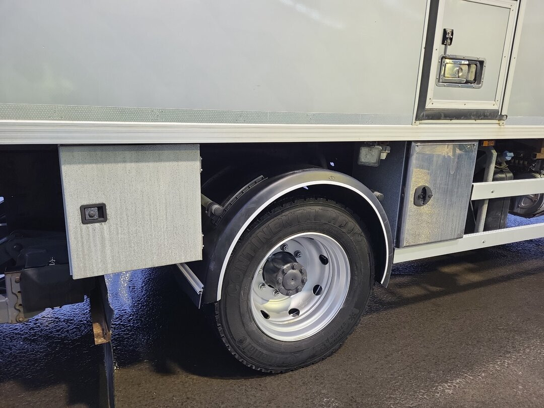 Mercedes-Benz Atego 1330 4x4 Atego 1330 4x4, Iso-Koffer mit Heizung und LBW - Dobozos felépítményű teherautó: 5 kép. Mercedes-Benz Atego 1330 4x4 Atego 1330 4x4, Iso-Koffer mit Heizung und LBW - Dobozos felépítményű teherautó: 5 kép.