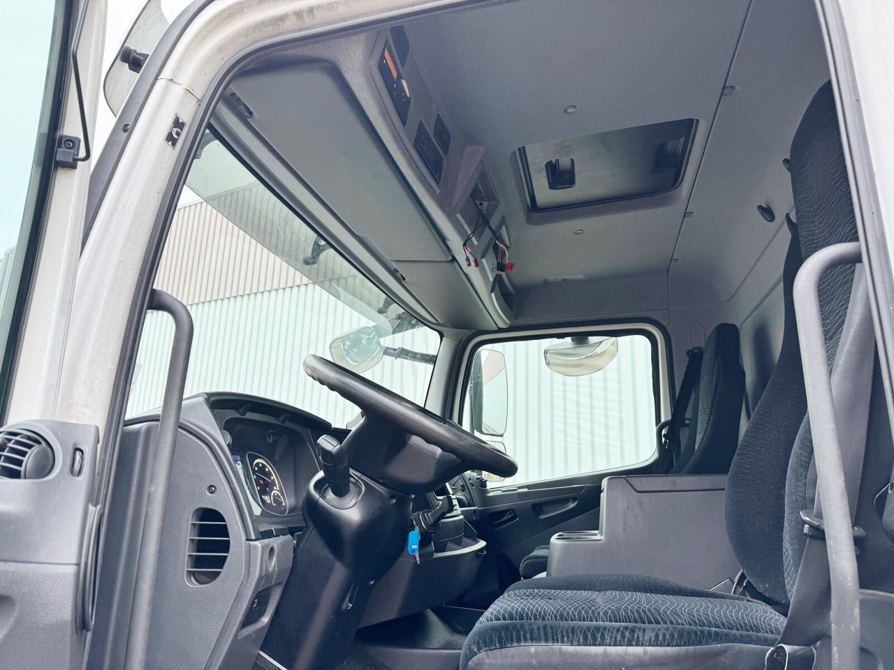 Mercedes-Benz Atego 1530 L 4x2 Atego 1530 L 4x2 mit LBW Dhollandia - Platós teherautó: 2 kép. Mercedes-Benz Atego 1530 L 4x2 Atego 1530 L 4x2 mit LBW Dhollandia - Platós teherautó: 2 kép.