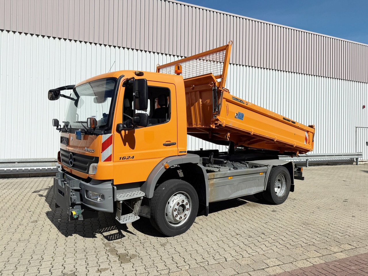 Mercedes-Benz Atego 1624 AK 4x4 Atego 1624 AK 4x4, Winterdienstausstattung - Billenőplatós teherautó: 1 kép. Mercedes-Benz Atego 1624 AK 4x4 Atego 1624 AK 4x4, Winterdienstausstattung - Billenőplatós teherautó: 1 kép.