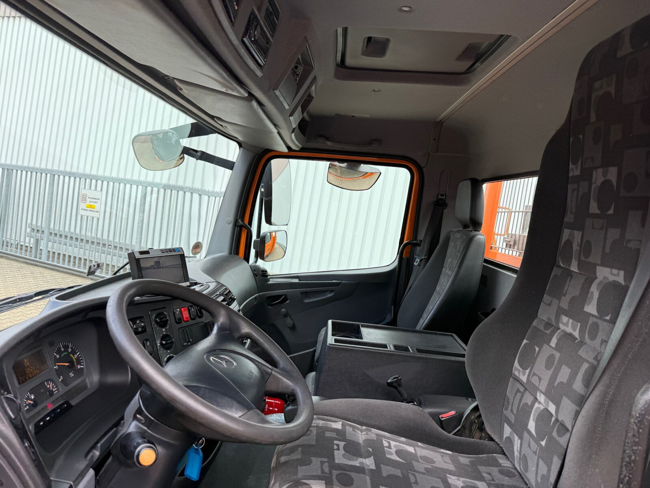 Mercedes-Benz Atego 818 4x2 Atego 818 4x2 mit LBW BÄR - Platós teherautó: 4 kép. Mercedes-Benz Atego 818 4x2 Atego 818 4x2 mit LBW BÄR - Platós teherautó: 4 kép.