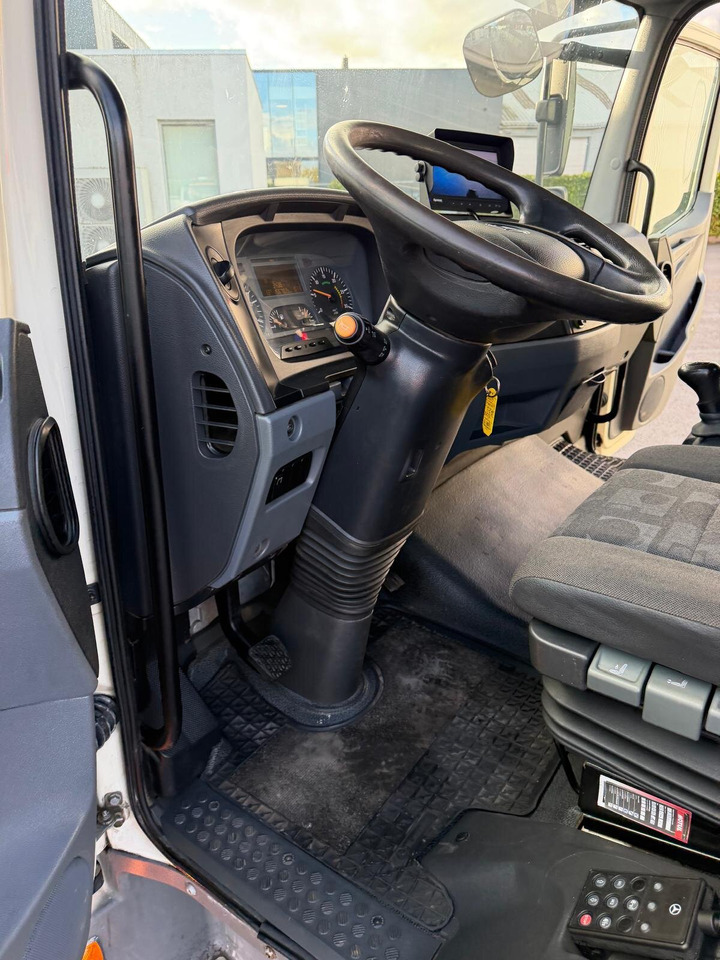 Mercedes-Benz Atego Atego 816 4 x 2 - Platós teherautó: 5 kép. Mercedes-Benz Atego Atego 816 4 x 2 - Platós teherautó: 5 kép.