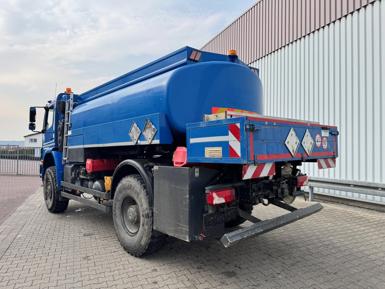 Mercedes-Benz Axor 1829 A 4x4 Axor 1829 A 4x4, Willig Tank ca. 8500l, 2 Kammern - Tartályos teherautó: 2 kép. Mercedes-Benz Axor 1829 A 4x4 Axor 1829 A 4x4, Willig Tank ca. 8500l, 2 Kammern - Tartályos teherautó: 2 kép.