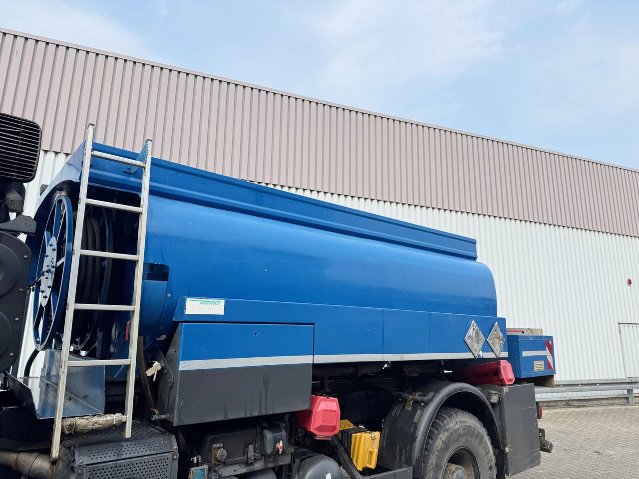 Mercedes-Benz Axor 1829 A 4x4 Axor 1829 A 4x4, Willig Tank ca. 8500l, 2 Kammern - Tartályos teherautó: 4 kép. Mercedes-Benz Axor 1829 A 4x4 Axor 1829 A 4x4, Willig Tank ca. 8500l, 2 Kammern - Tartályos teherautó: 4 kép.