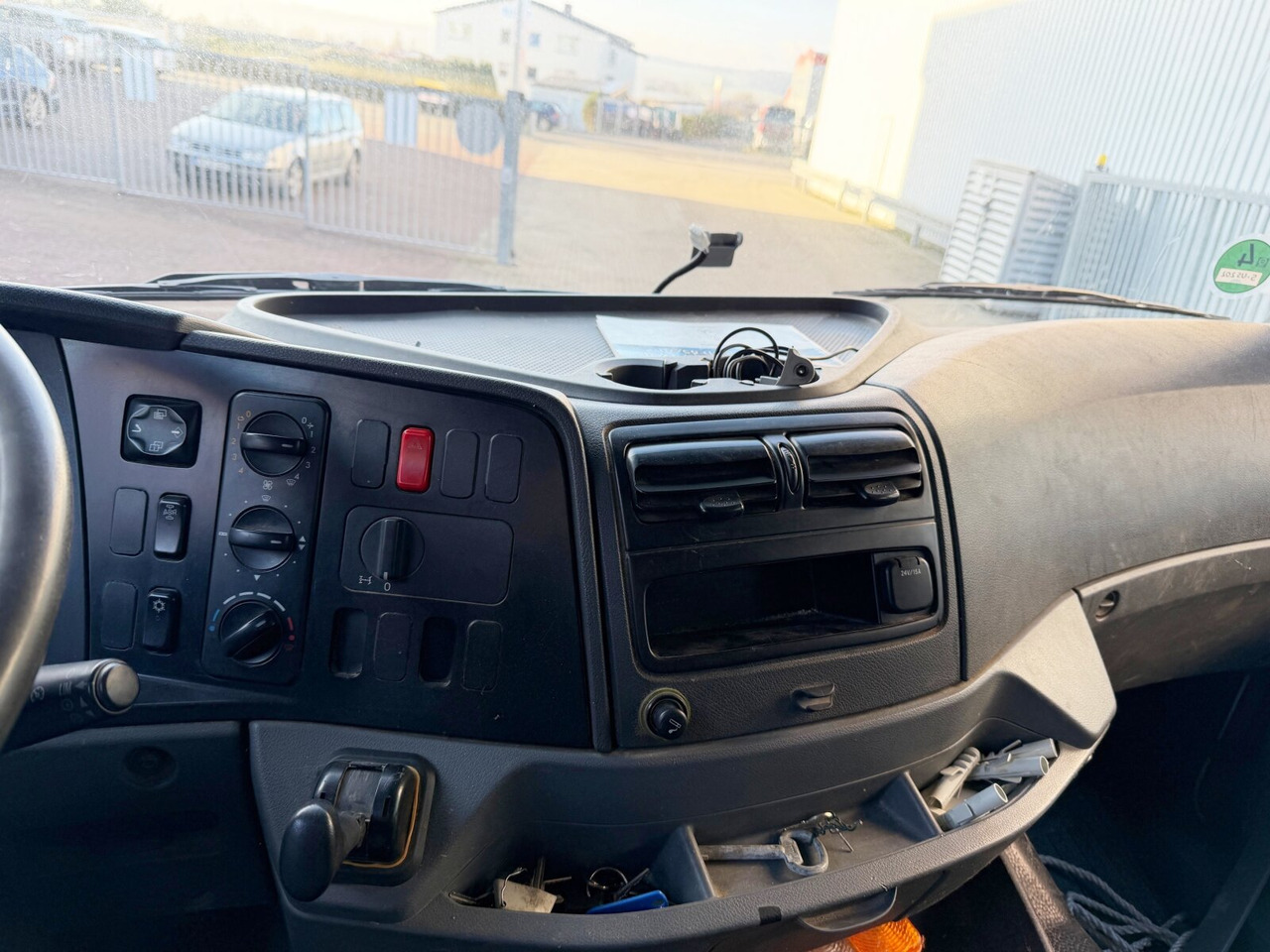 Mercedes-Benz Axor 1829 L 4x2 Axor 1829 L 4x2, 6-Sitzer - Platós teherautó: 4 kép. Mercedes-Benz Axor 1829 L 4x2 Axor 1829 L 4x2, 6-Sitzer - Platós teherautó: 4 kép.