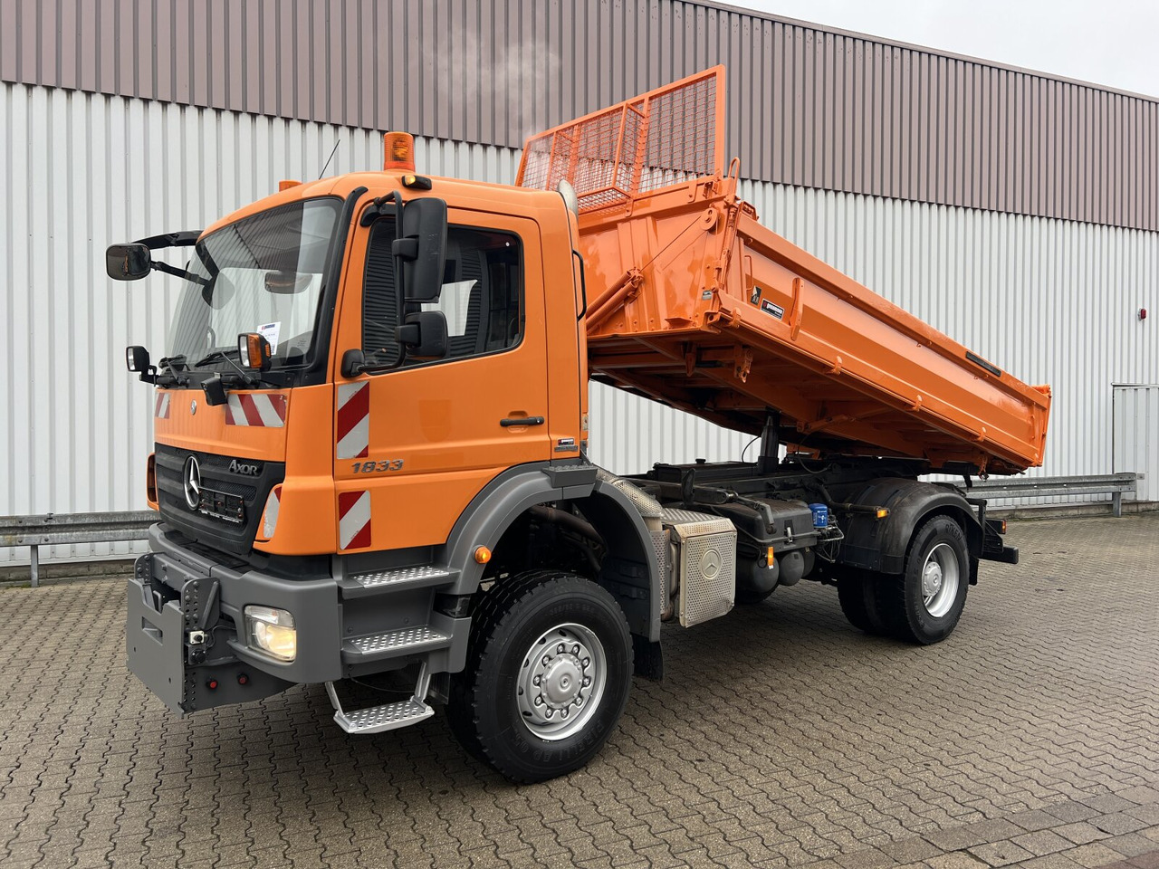 Mercedes-Benz Axor 1833 AK 4x4 Axor 1833 AK 4x4, Winterdienstausstattung - Billenőplatós teherautó: 1 kép. Mercedes-Benz Axor 1833 AK 4x4 Axor 1833 AK 4x4, Winterdienstausstattung - Billenőplatós teherautó: 1 kép.