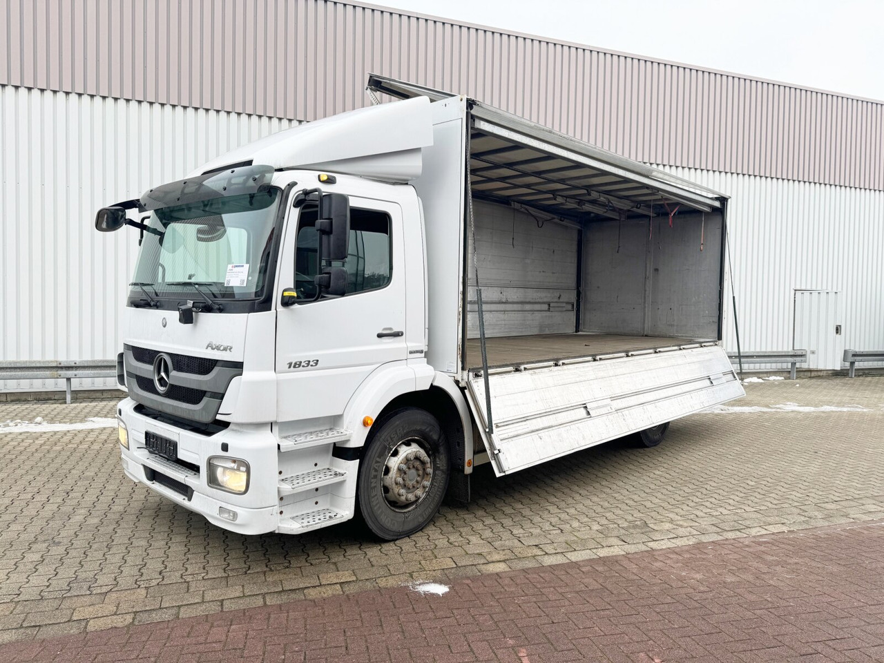 Mercedes-Benz Axor 1833 L 4x2 Axor 1833 L 4x2, Getränkekoffer - Dobozos felépítményű teherautó: 1 kép. Mercedes-Benz Axor 1833 L 4x2 Axor 1833 L 4x2, Getränkekoffer - Dobozos felépítményű teherautó: 1 kép.