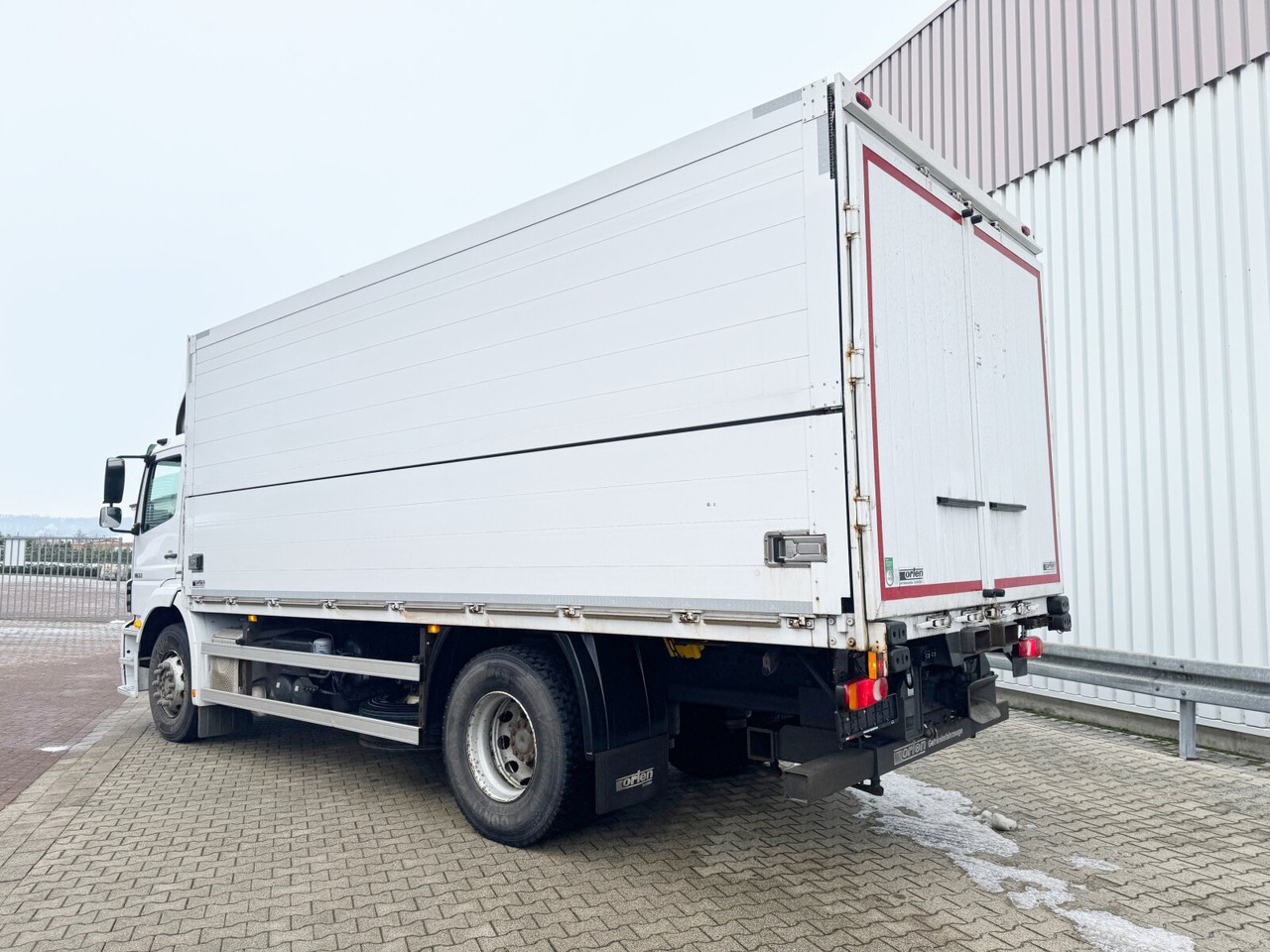 Dobozos felépítményű teherautó Mercedes-Benz Axor 1833 L 4x2 Axor 1833 L 4x2, Getränkekoffer: 10 kép.