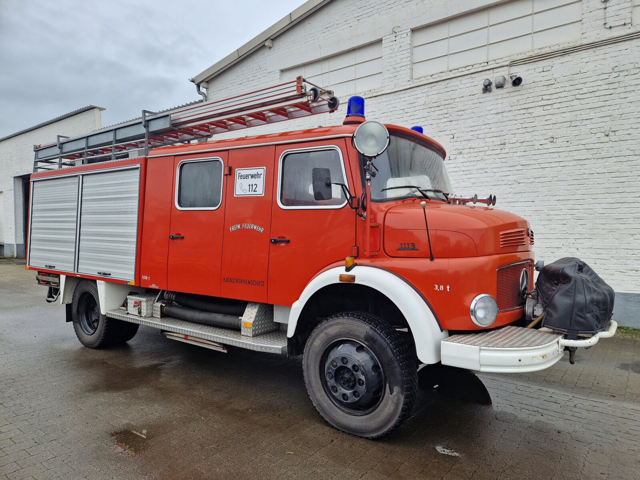 Mercedes-Benz LAF 1113 B 4x4 Doka LAF 1113 B 4x4 Doka, LF 16 TS - Mentőautó: 1 kép. Mercedes-Benz LAF 1113 B 4x4 Doka LAF 1113 B 4x4 Doka, LF 16 TS - Mentőautó: 1 kép.