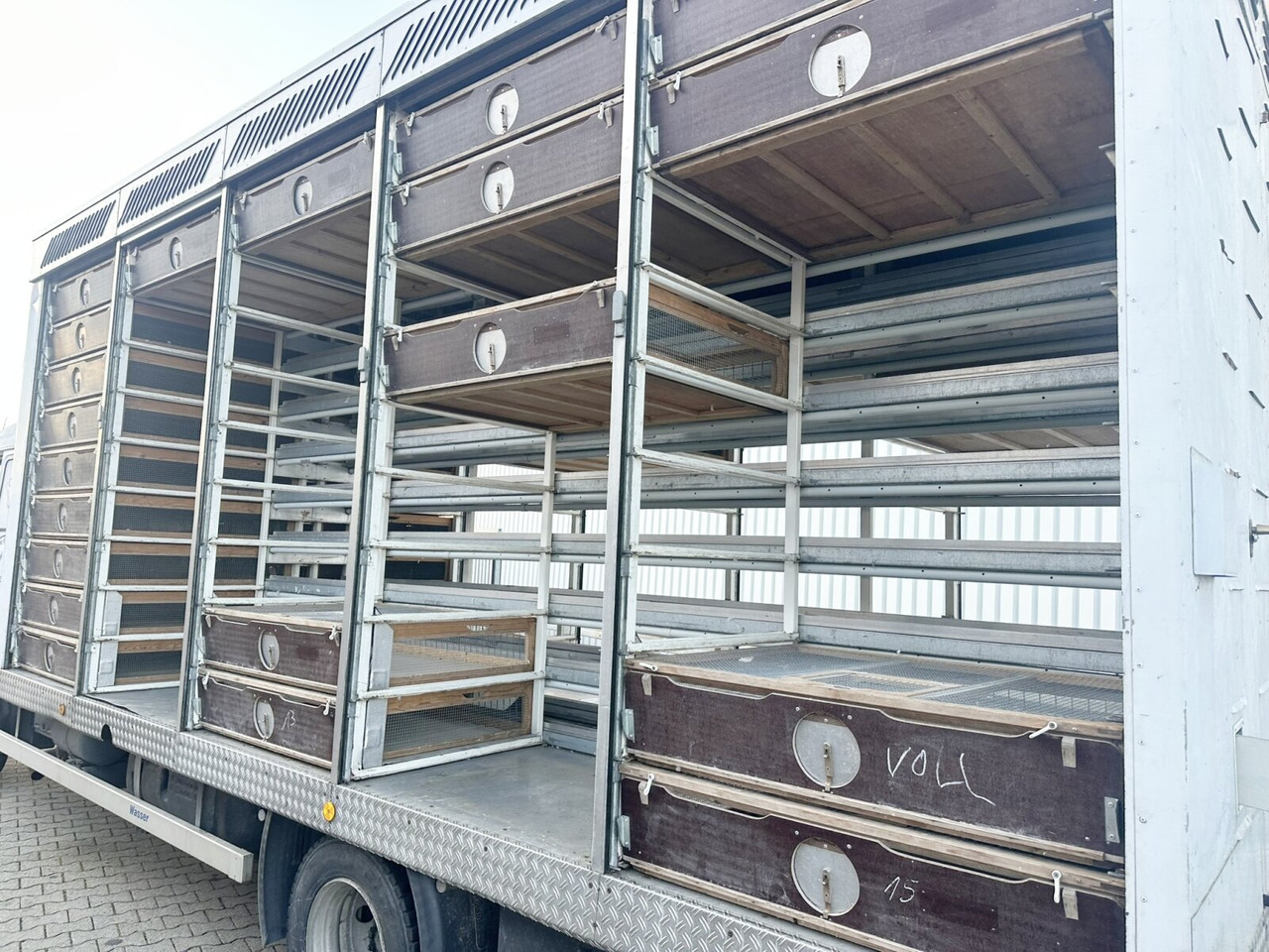 Mercedes-Benz LK 817 4x2 LK 817 4x2, Taubentransporter - Dobozos felépítményű teherautó: 3 kép. Mercedes-Benz LK 817 4x2 LK 817 4x2, Taubentransporter - Dobozos felépítményű teherautó: 3 kép.