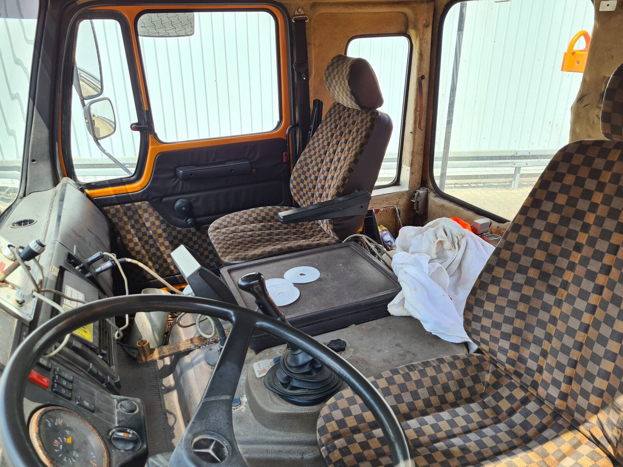 Mercedes-Benz NG 1928 A 4x4 NG 1928 A 4x4, V8-Motor, Standklima, Winterdienstaustattung - Alvaz teherautó: 4 kép. Mercedes-Benz NG 1928 A 4x4 NG 1928 A 4x4, V8-Motor, Standklima, Winterdienstaustattung - Alvaz teherautó: 4 kép.