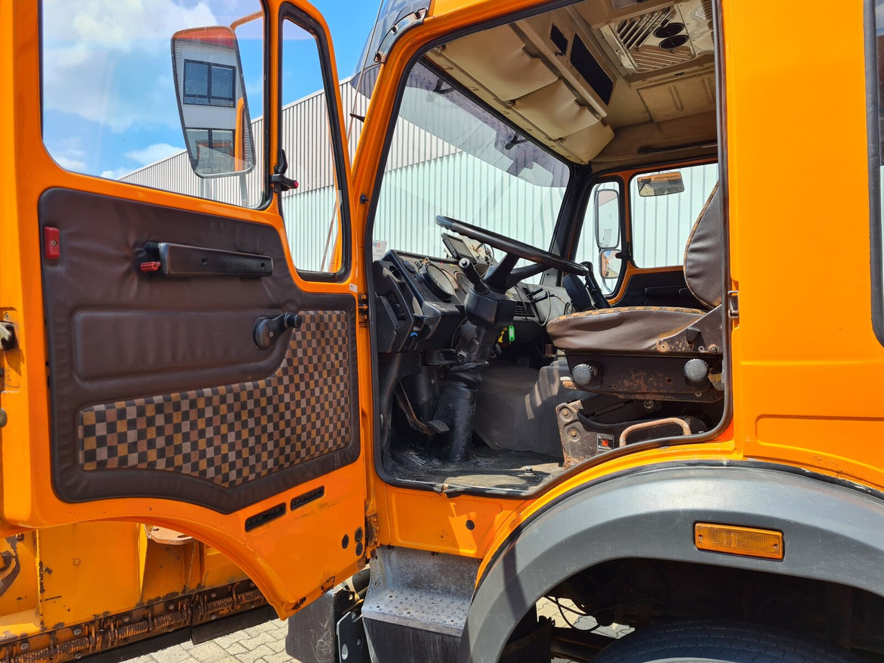 Mercedes-Benz NG 1928 A 4x4 NG 1928 A 4x4, V8-Motor, Standklima, Winterdienstaustattung - Alvaz teherautó: 2 kép. Mercedes-Benz NG 1928 A 4x4 NG 1928 A 4x4, V8-Motor, Standklima, Winterdienstaustattung - Alvaz teherautó: 2 kép.