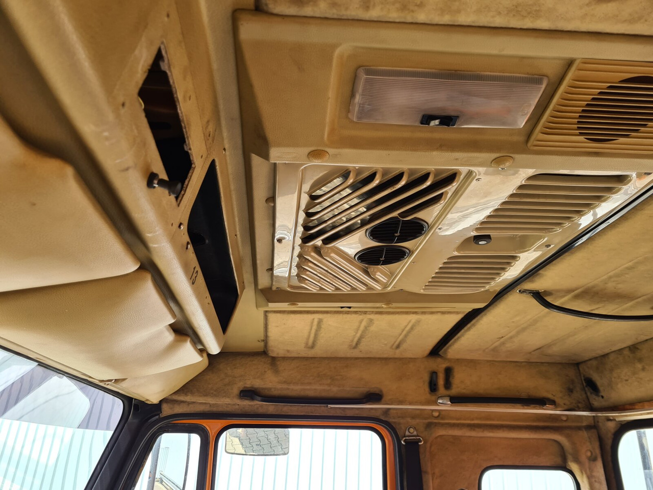 Mercedes-Benz NG 1928 A 4x4 NG 1928 A 4x4, V8-Motor, Standklima, Winterdienstaustattung - Alvaz teherautó: 5 kép. Mercedes-Benz NG 1928 A 4x4 NG 1928 A 4x4, V8-Motor, Standklima, Winterdienstaustattung - Alvaz teherautó: 5 kép.