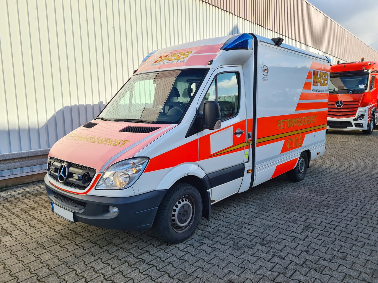 Mercedes-Benz Sprinter 316 KA 4x2 Sprinter 316 KA 4x2, Rettungswagen - Furgon: 1 kép. Mercedes-Benz Sprinter 316 KA 4x2 Sprinter 316 KA 4x2, Rettungswagen - Furgon: 1 kép.