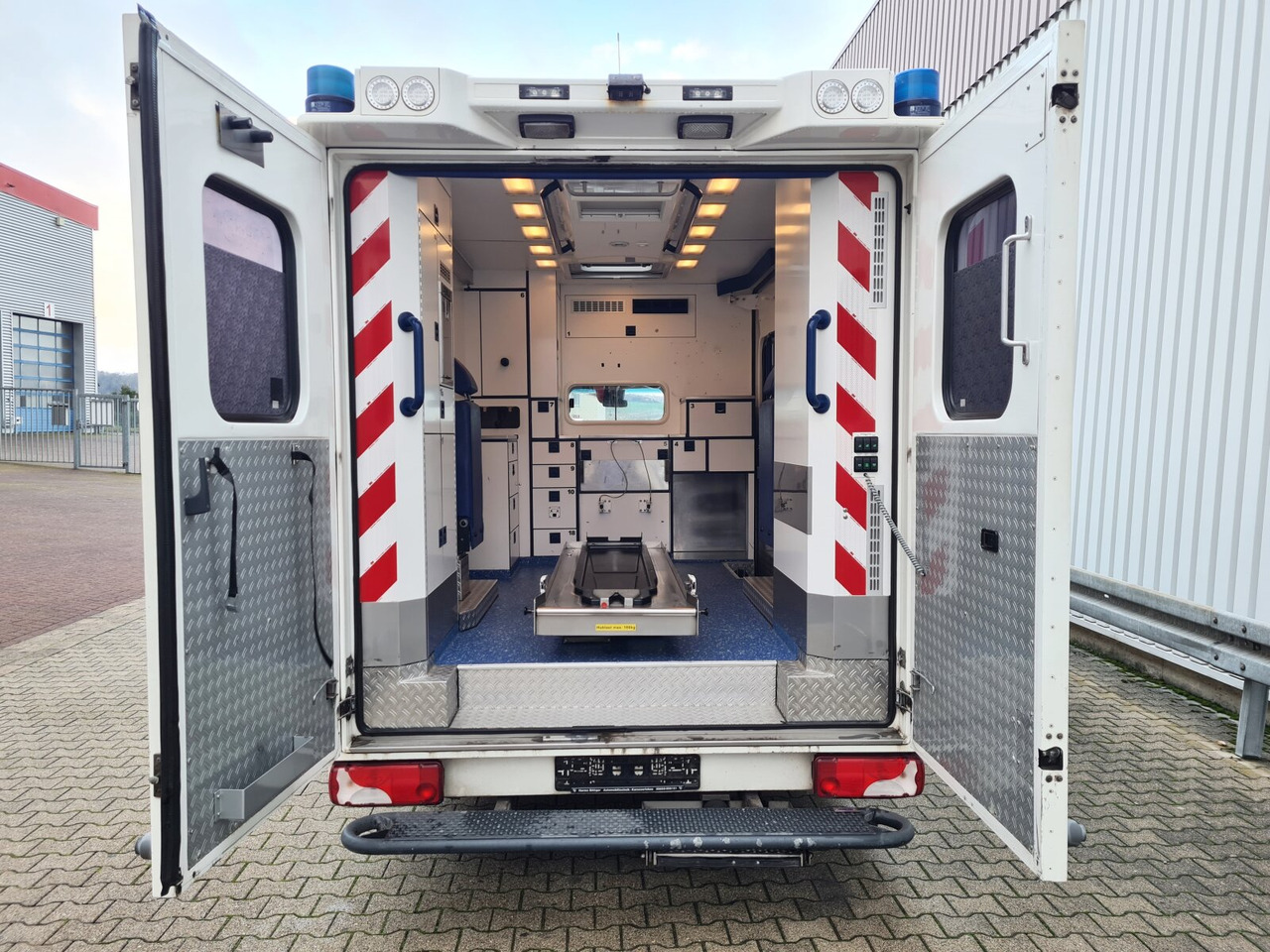 Mercedes-Benz Sprinter 516 CDI 4x2 Sprinter 516 CDI 4x2, Rettungswagen - Furgon: 5 kép. Mercedes-Benz Sprinter 516 CDI 4x2 Sprinter 516 CDI 4x2, Rettungswagen - Furgon: 5 kép.