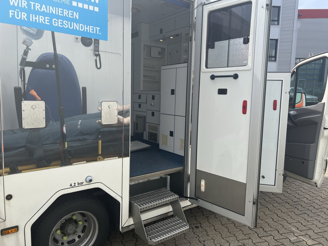 Mercedes-Benz Sprinter 516 CDI 4x2 Sprinter 516 CDI 4x2, Rettungswagen, Bi-Xenon lízing Mercedes-Benz Sprinter 516 CDI 4x2 Sprinter 516 CDI 4x2, Rettungswagen, Bi-Xenon: 7 kép.