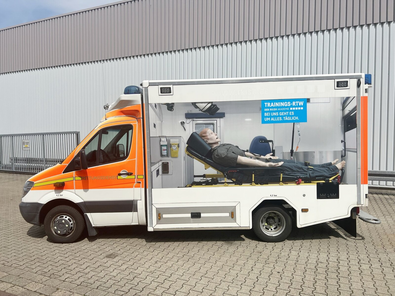 Mercedes-Benz Sprinter 516 CDI 4x2 Sprinter 516 CDI 4x2, Rettungswagen, Bi-Xenon lízing Mercedes-Benz Sprinter 516 CDI 4x2 Sprinter 516 CDI 4x2, Rettungswagen, Bi-Xenon: 14 kép.