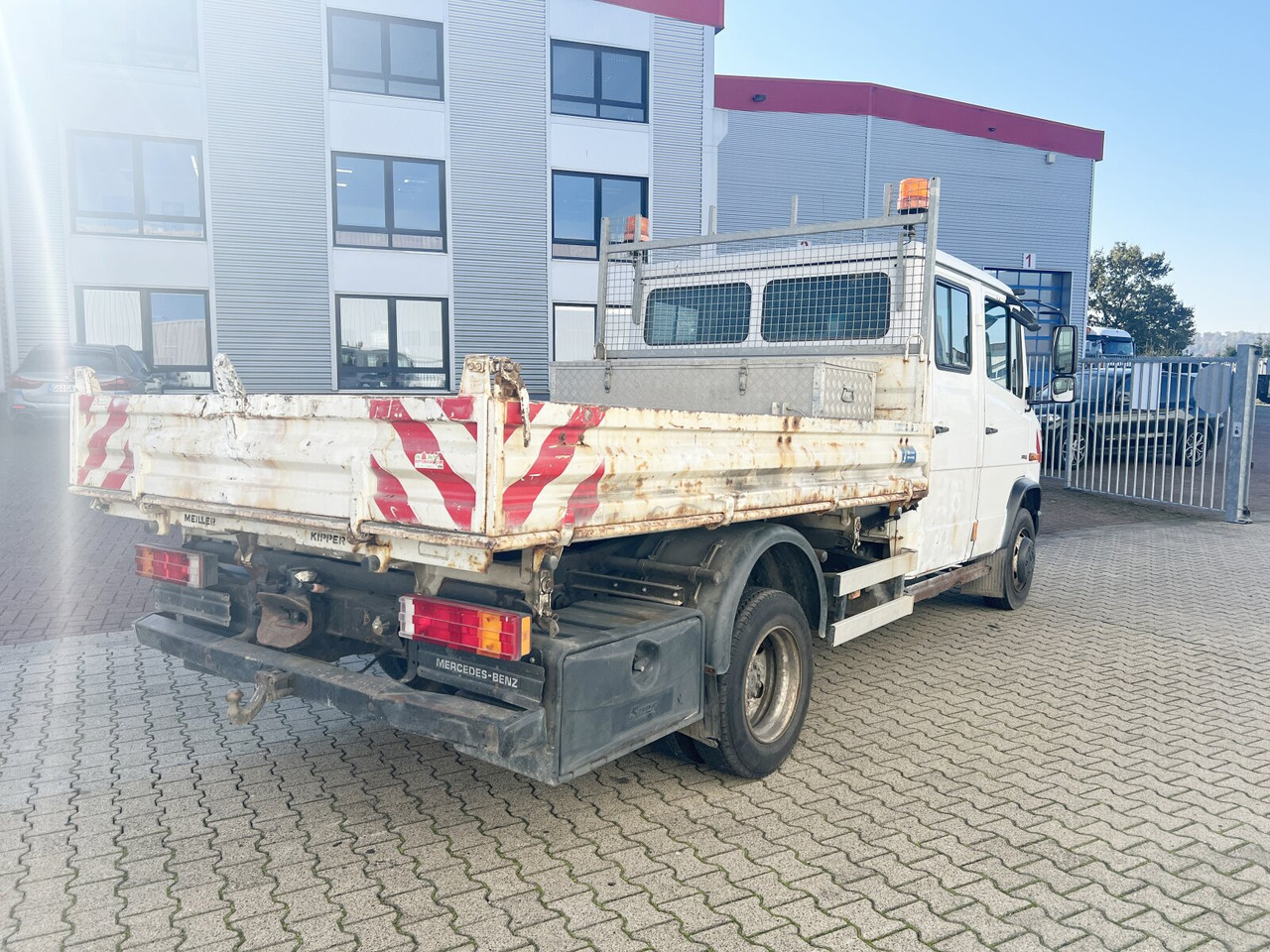 Mercedes-Benz Vario 816 D 4x2 Doka Vario 816 D 4x2 Doka, 2x AHK, Meiller Kipper - Billenőplatós teherautó: 3 kép. Mercedes-Benz Vario 816 D 4x2 Doka Vario 816 D 4x2 Doka, 2x AHK, Meiller Kipper - Billenőplatós teherautó: 3 kép.